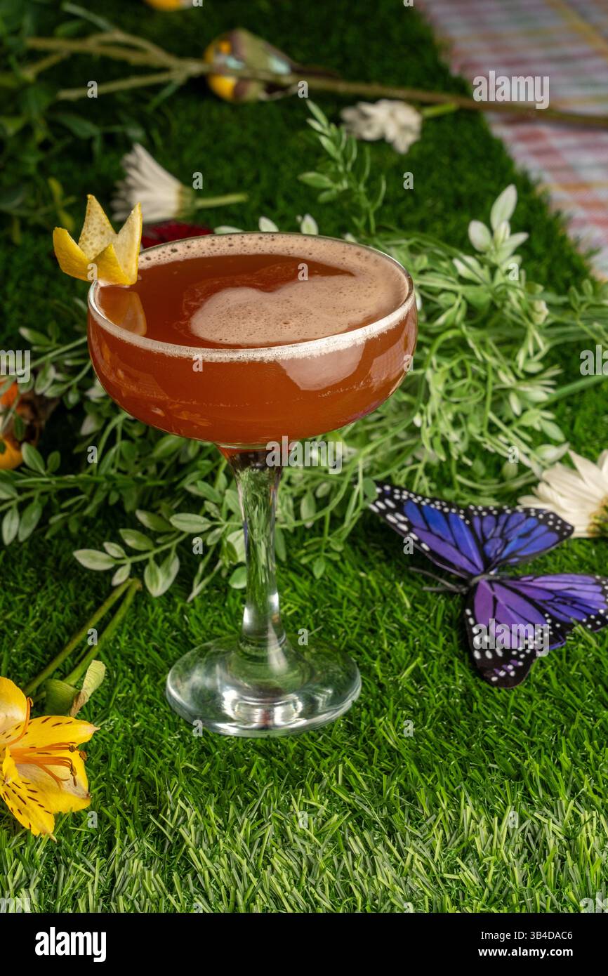 Skurriler Crown Garnish Cocktail auf Kunstgras Stockfoto