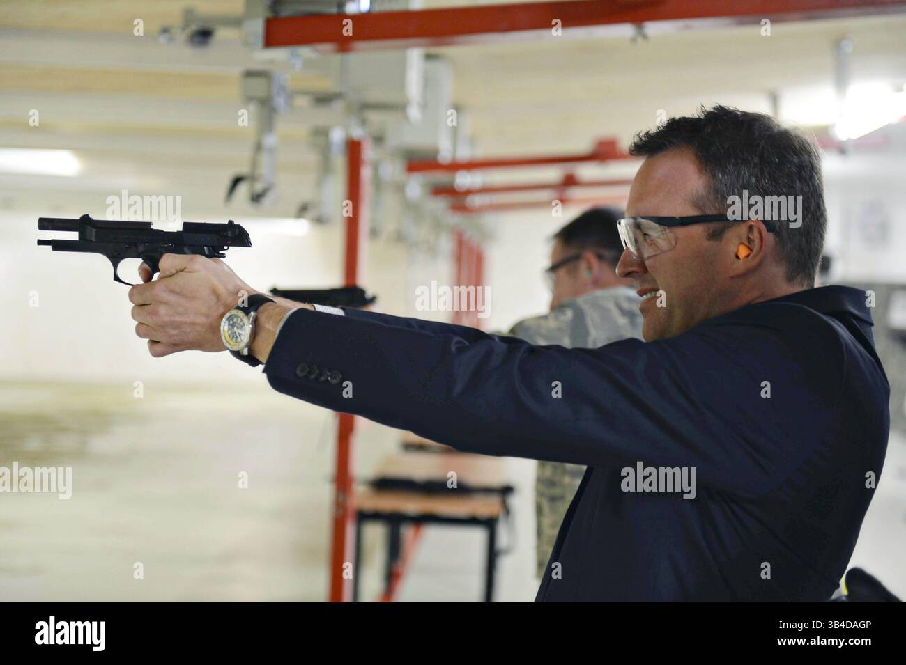 5. August 2014 - Spangdahlem, Deutschland - Unterstaatssekretär der Luftwaffe Eric Fanning feuert eine Pistole auf das Trainingsgebäude für Kampfwaffen während eines Besuchs am 5. August 2014 auf der Luftwaffenbasis Spangdahlem, Deutschland. Präsident Obama hat sich in einer historischen Premiere für das Pentagon dazu entschieden, Eric Fanning zum Chef der Armee zu nominieren, was ihn zum ersten offen schwulen zivilen Sekretär eines Militärdienstes machen würde. (Bild: © Sra Gustavo Castillo/Via ZUMA Wire Via ZUMA Wire) Stockfoto
