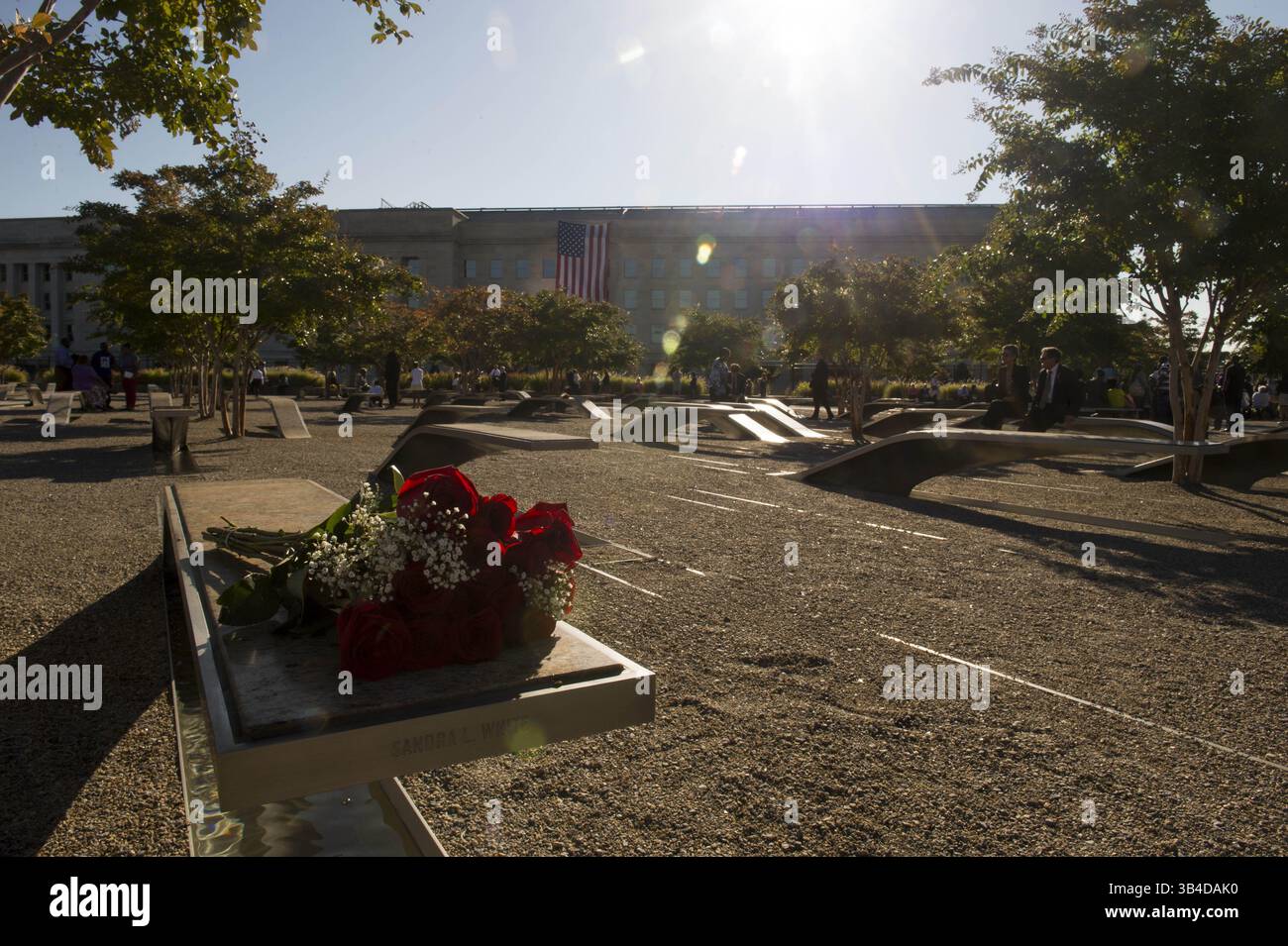 27. August 2015 - Arlington, VA, Vereinigte Staaten von Amerika - Blumen werden vor einer Gedenkfeier am National 9/11 Pentagon Memorial zum Jahrestag der 9/11 Terroranschläge vom 11. September 2015 in Arlington, Virginia, platziert. (Kreditbild: © Msgt. Adrian Cadiz/Via ZUMA Wire via ZUMA Wire) Stockfoto
