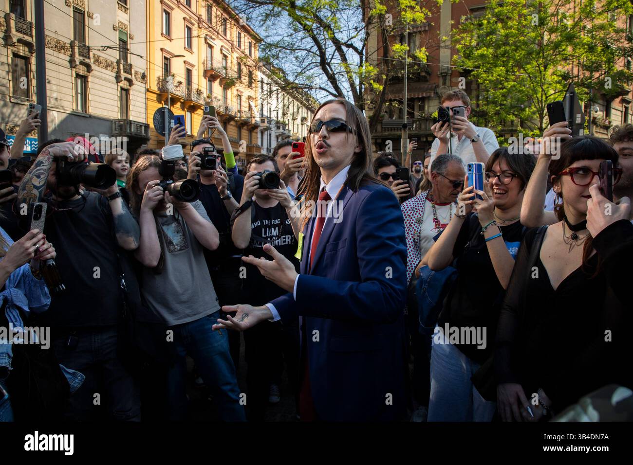 Mailand, Italien. April 2025 30. Tommy Cash promuove la canzone Espresso macchiato con Caffè BorboneMilano - Italia - Cronaca Mercoledì, 30 Aprile, 2025 (Foto di Marco Ottico/Lapresse) Tommy Cash fördert das Lied Espresso macchiato mit Caffè Borbone Milano - Italien - News Mittwoch, 30. April 2025 (Foto Marco Ottico/Lapresse) Credit: LaPresse/Alamy Live News Stockfoto