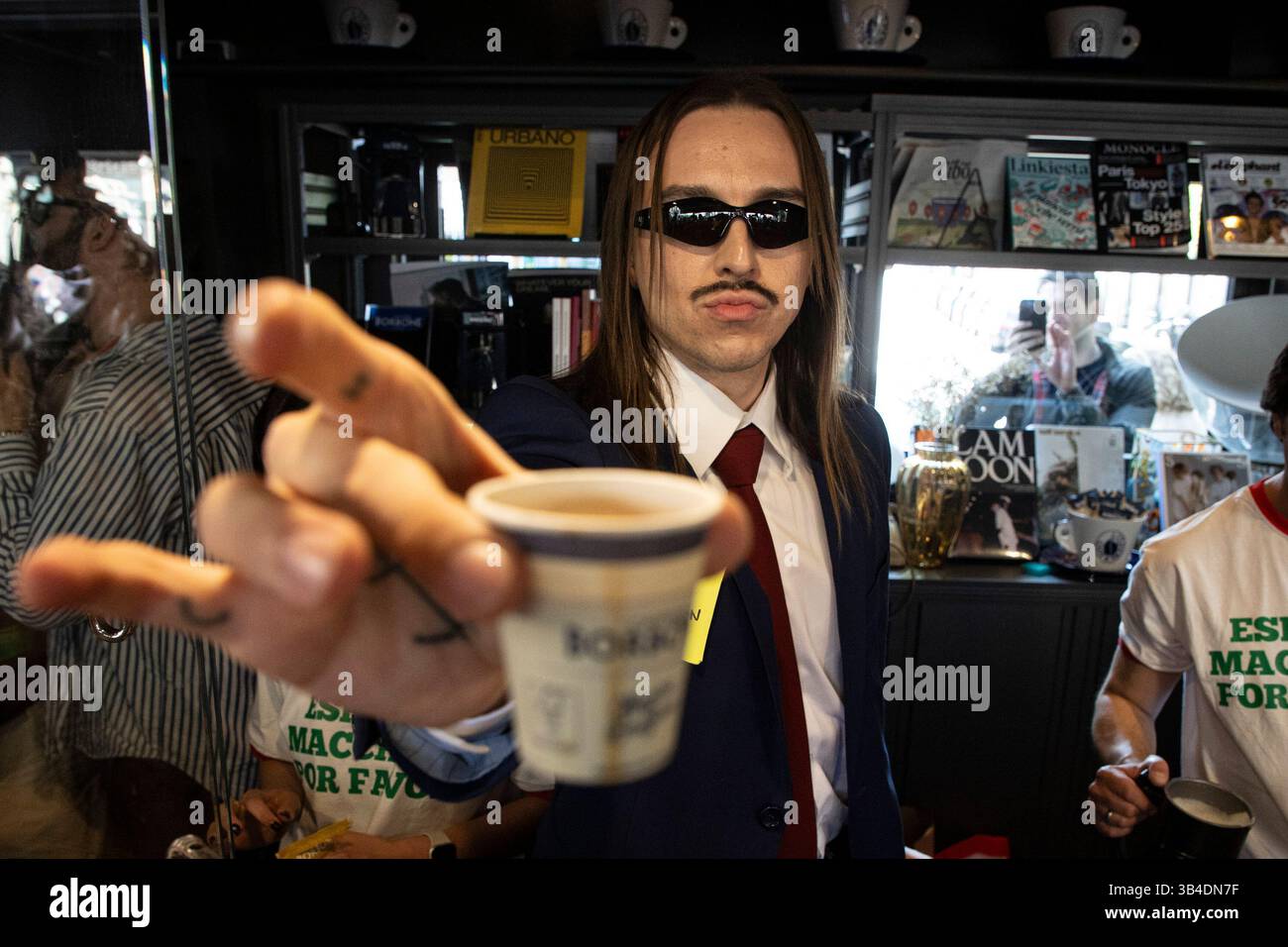 Mailand, Italien. April 2025 30. Tommy Cash promuove la canzone Espresso macchiato con Caffè BorboneMilano - Italia - Cronaca Mercoledì, 30 Aprile, 2025 (Foto di Marco Ottico/Lapresse) Tommy Cash fördert das Lied Espresso macchiato mit Caffè Borbone Milano - Italien - News Mittwoch, 30. April 2025 (Foto Marco Ottico/Lapresse) Credit: LaPresse/Alamy Live News Stockfoto
