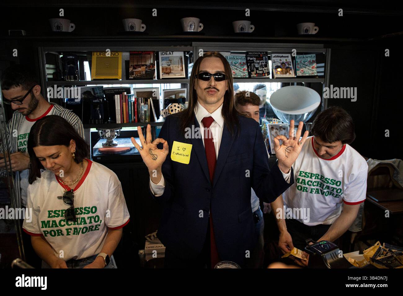 Mailand, Italien. April 2025 30. Tommy Cash promuove la canzone Espresso macchiato con Caffè BorboneMilano - Italia - Cronaca Mercoledì, 30 Aprile, 2025 (Foto di Marco Ottico/Lapresse) Tommy Cash fördert das Lied Espresso macchiato mit Caffè Borbone Milano - Italien - News Mittwoch, 30. April 2025 (Foto Marco Ottico/Lapresse) Credit: LaPresse/Alamy Live News Stockfoto