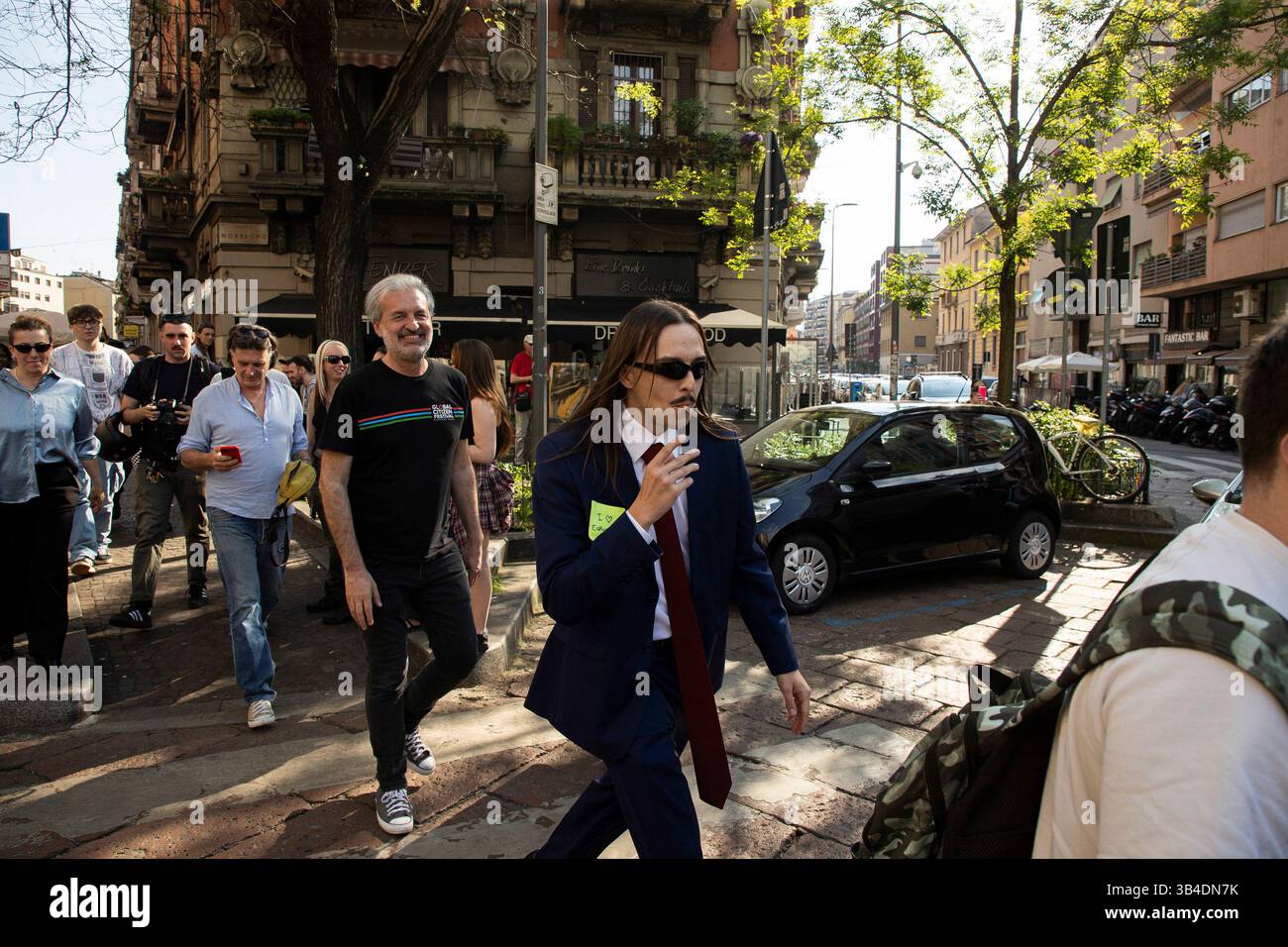 Mailand, Italien. April 2025 30. Tommy Cash promuove la canzone Espresso macchiato con Caffè BorboneMilano - Italia - Cronaca Mercoledì, 30 Aprile, 2025 (Foto di Marco Ottico/Lapresse) Tommy Cash fördert das Lied Espresso macchiato mit Caffè Borbone Milano - Italien - News Mittwoch, 30. April 2025 (Foto Marco Ottico/Lapresse) Credit: LaPresse/Alamy Live News Stockfoto