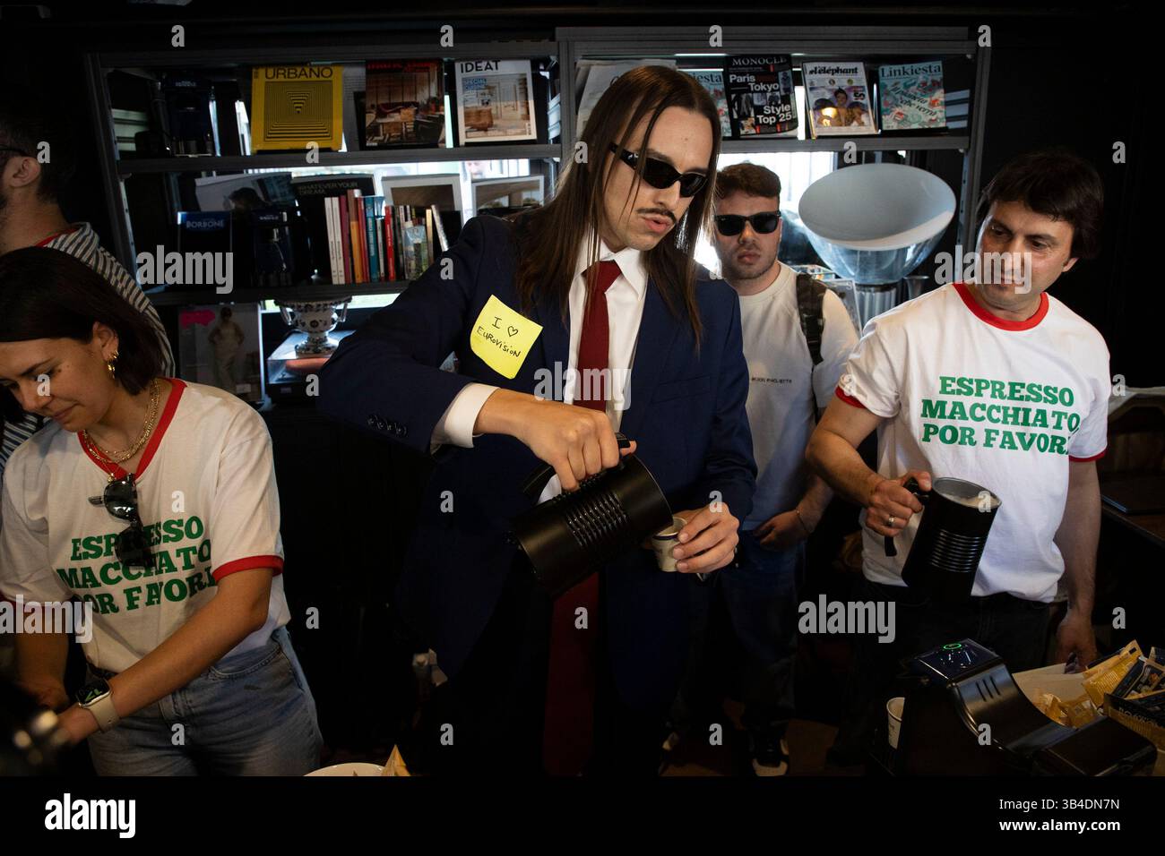Mailand, Italien. April 2025 30. Tommy Cash promuove la canzone Espresso macchiato con Caffè BorboneMilano - Italia - Cronaca Mercoledì, 30 Aprile, 2025 (Foto di Marco Ottico/Lapresse) Tommy Cash fördert das Lied Espresso macchiato mit Caffè Borbone Milano - Italien - News Mittwoch, 30. April 2025 (Foto Marco Ottico/Lapresse) Credit: LaPresse/Alamy Live News Stockfoto