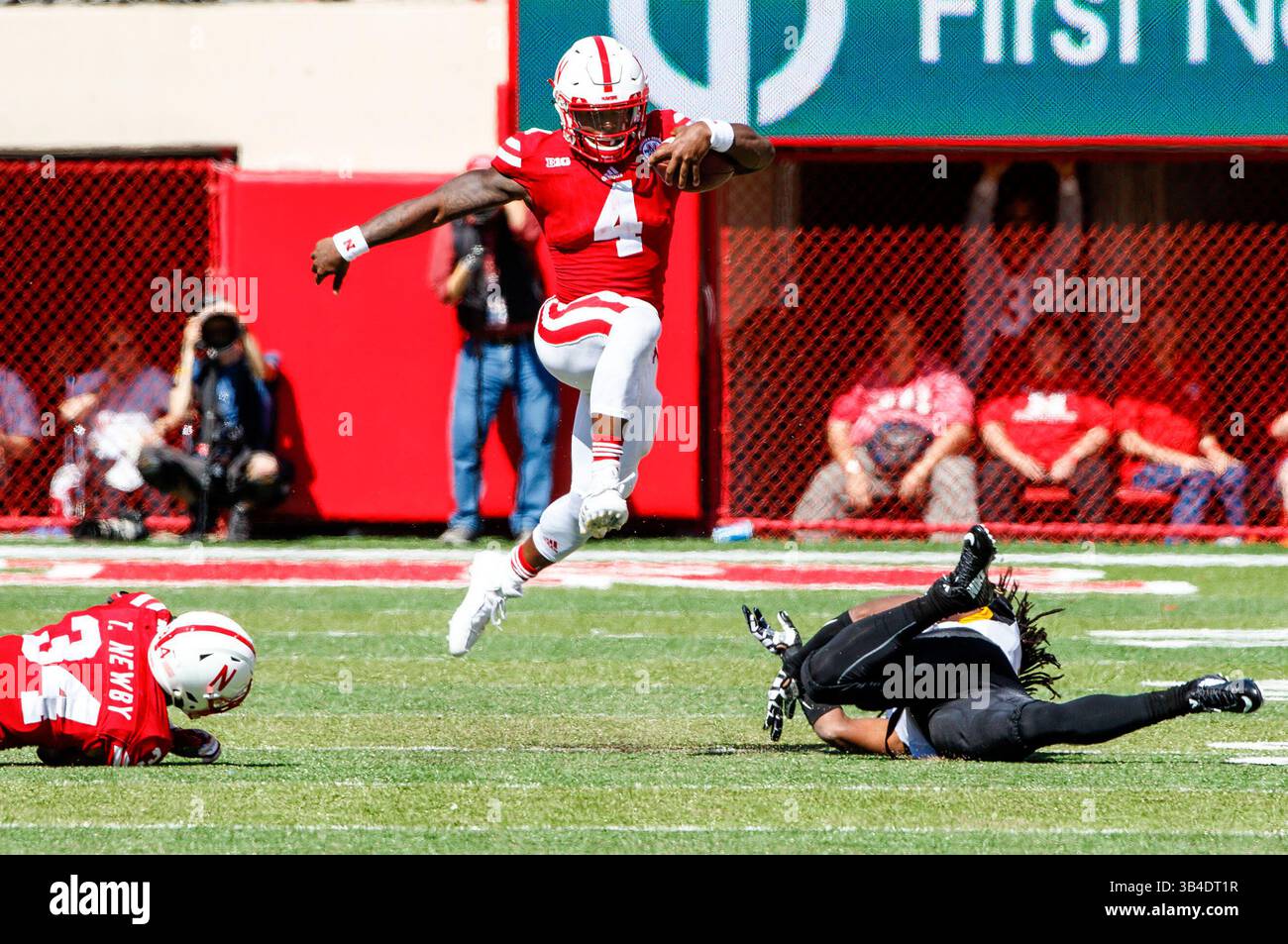 September 2015 - Lincoln, NE. USA - Nebraska Cornhuskers Quarterback Tommy Armstrong Jr. #4 in Aktion während eines Fußballspiels der NCAA Division 1 zwischen den Southern Mississippi Golden Eagles und Nebraska Cornhuskers im Memorial Stadium in Lincoln, NE...Teilnahme: .Nebraska gewann 36-28.Teilnahme: 89.899.Michael Spomer/Cal Sport Media.(Kreditbild: © Michael Spomer/CSM via ZUMA Wire) Stockfoto