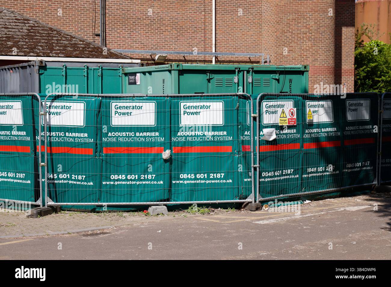 Stromgenerator auf Baustelle und Schallwand, Gloucester, Großbritannien. Foto: Andrew Higgins/Thousand Word Media Ltd Stockfoto