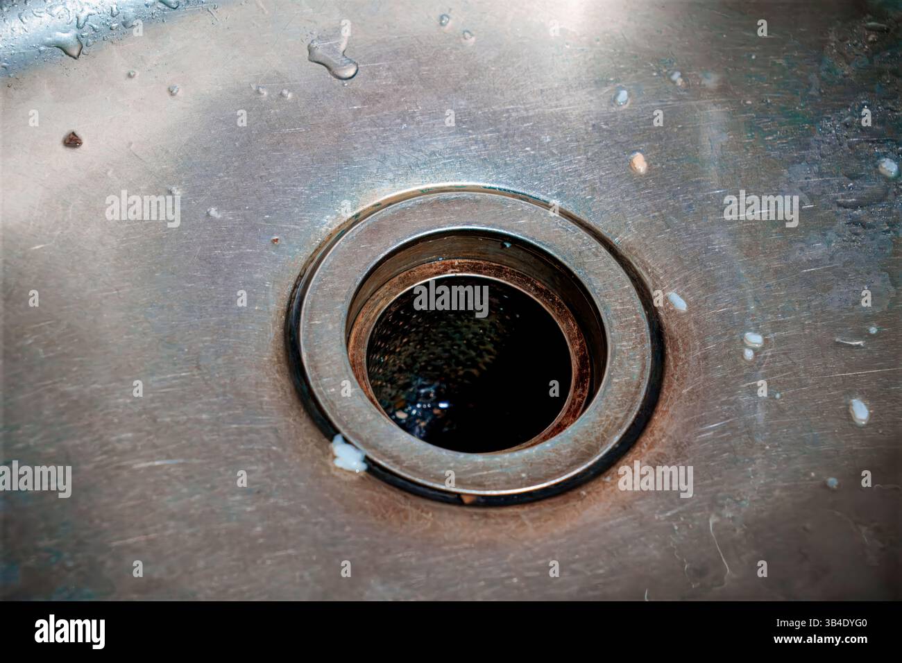 Nahaufnahme eines Metallwaschbecken mit Wassertropfen Stockfoto