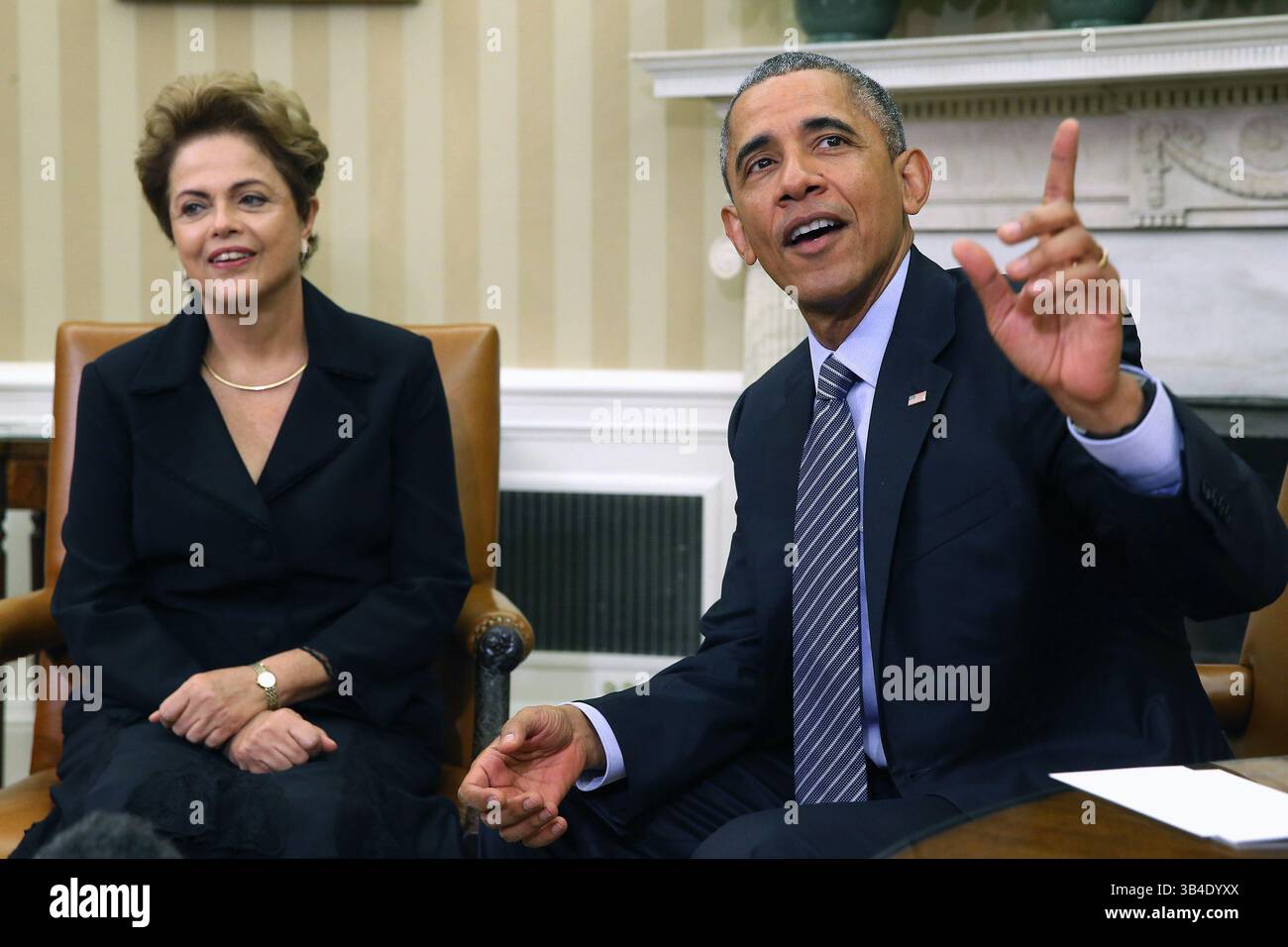 30. Juni 2015 – Washington, District of Columbia, Vereinigte Staaten von Amerika – die brasilianische Präsidentin Dilma Rousseff (L) und der US-Präsident Barack Obama posieren für Fotos im Oval Office des Weißen Hauses am 30. Juni 2015 in Washington. DC Rousseff und Obama hielten Treffen und eine gemeinsame Pressekonferenz ab, fast zwei Jahre nachdem Rousseff eine Einladung ins Weiße Haus angenommen hatte, aber dann übersprungen wurde, weil der ehemalige NSA-Auftragnehmer Edward Snowden enthüllte, dass die USA Rousseff und andere Brasilianer ausspioniert hatten. .Credit: Chip Somodevilla / Pool via CNP (Credit Image: © Chip Somodevilla/CNP/ZUMAPRESS Stockfoto