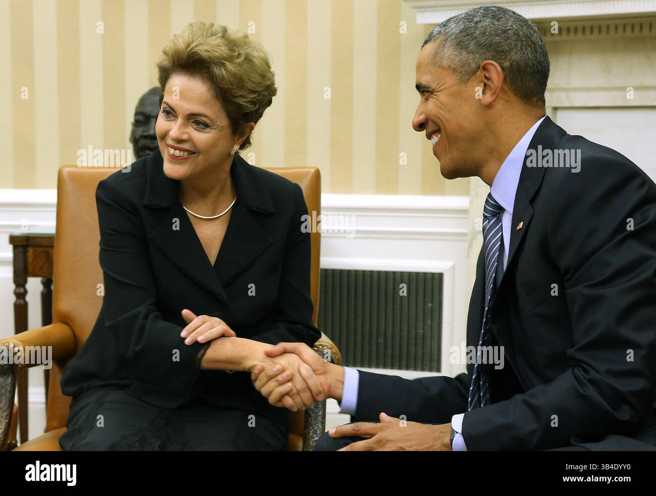 30. Juni 2015 – Washington, District of Columbia, Vereinigte Staaten von Amerika – die brasilianische Präsidentin Dilma Rousseff (L) und der US-Präsident Barack Obama posieren für Fotos im Oval Office des Weißen Hauses am 30. Juni 2015 in Washington. DC Rousseff und Obama hielten Treffen und eine gemeinsame Pressekonferenz ab, fast zwei Jahre nachdem Rousseff eine Einladung ins Weiße Haus angenommen hatte, aber dann übersprungen wurde, weil der ehemalige NSA-Auftragnehmer Edward Snowden enthüllte, dass die USA Rousseff und andere Brasilianer ausspioniert hatten. .Credit: Chip Somodevilla / Pool via CNP (Credit Image: © Chip Somodevilla/CNP/ZUMAPRESS Stockfoto