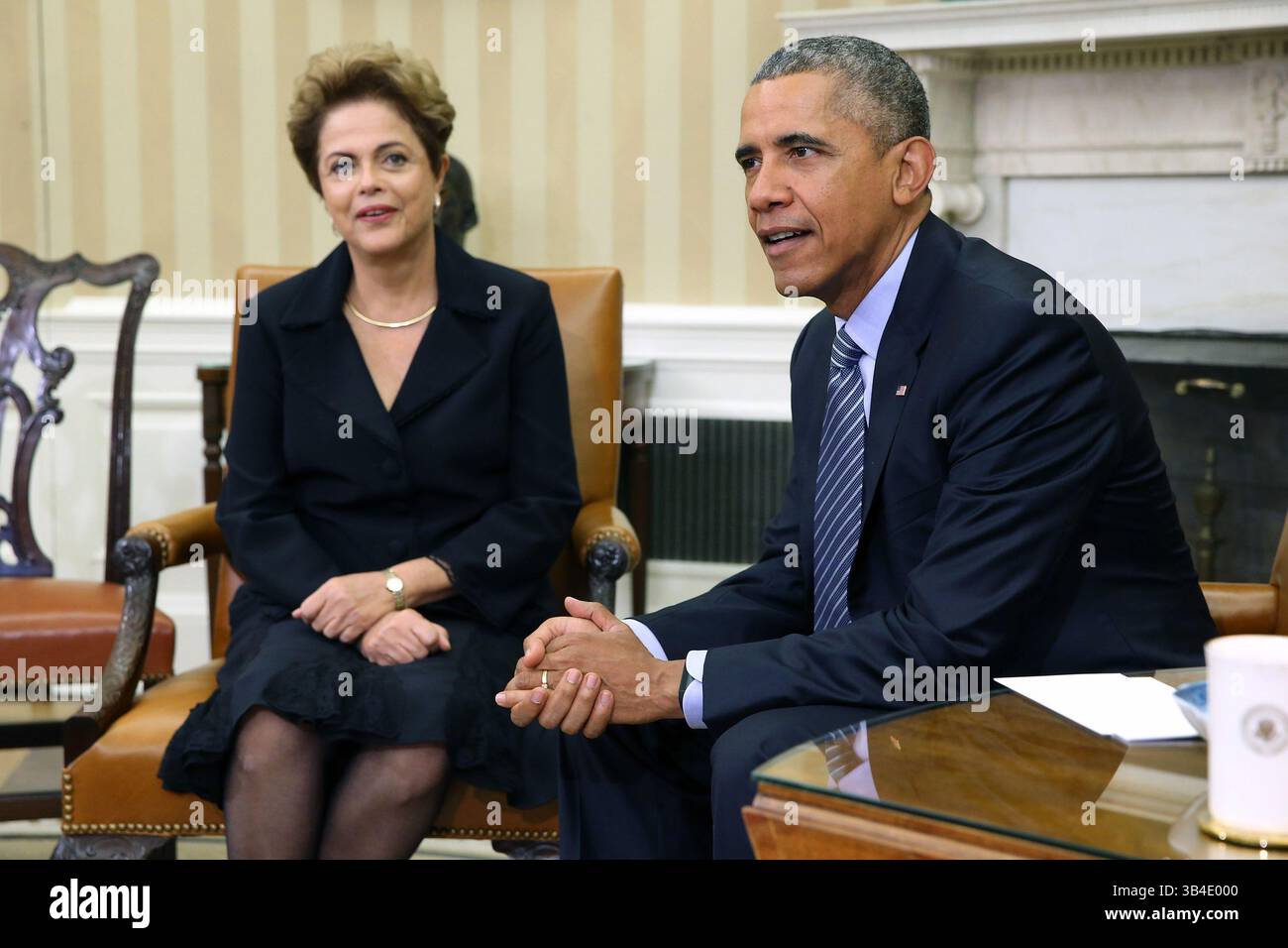 30. Juni 2015 – Washington, District of Columbia, Vereinigte Staaten von Amerika – die brasilianische Präsidentin Dilma Rousseff (L) und der US-Präsident Barack Obama posieren für Fotos im Oval Office des Weißen Hauses am 30. Juni 2015 in Washington. DC Rousseff und Obama hielten Treffen und eine gemeinsame Pressekonferenz ab, fast zwei Jahre nachdem Rousseff eine Einladung ins Weiße Haus angenommen hatte, aber dann übersprungen wurde, weil der ehemalige NSA-Auftragnehmer Edward Snowden enthüllte, dass die USA Rousseff und andere Brasilianer ausspioniert hatten. .Credit: Chip Somodevilla / Pool via CNP (Credit Image: © Chip Somodevilla/CNP/ZUMAPRESS Stockfoto