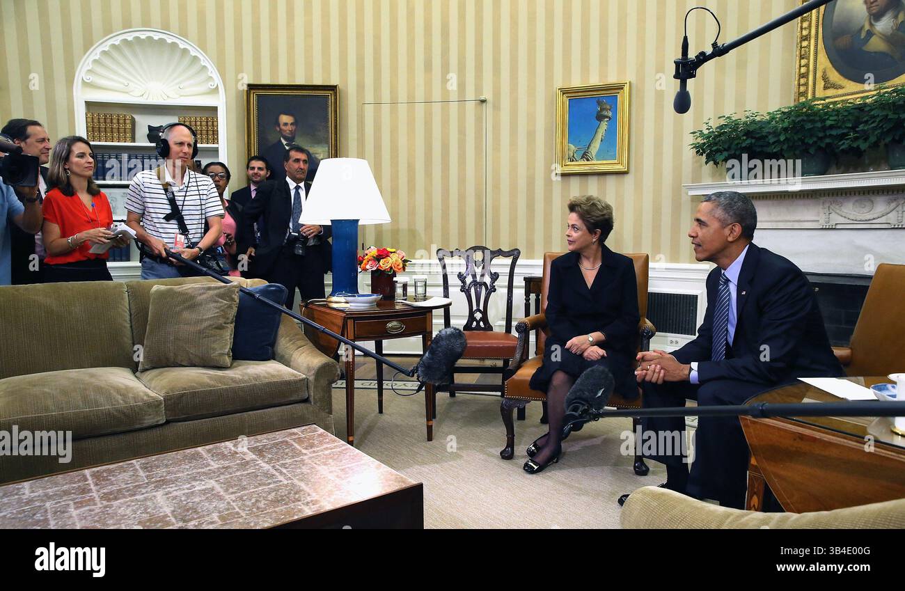 30. Juni 2015 - Washington, District of Columbia, Vereinigte Staaten von Amerika - brasilianische Präsidentin Dilma Rousseff (2. R.) und US-Präsident Barack Obama (R. R.) posieren für Fotos im Oval Office des Weißen Hauses am 30. Juni 2015 in Washington. DC Rousseff und Obama hielten Treffen und eine gemeinsame Pressekonferenz ab, fast zwei Jahre nachdem Rousseff eine Einladung ins Weiße Haus angenommen hatte, aber dann übersprungen wurde, weil der ehemalige NSA-Auftragnehmer Edward Snowden enthüllte, dass die USA Rousseff und andere Brasilianer ausspioniert hatten. .Credit: Chip Somodevilla / Pool via CNP (Credit Image: © Chip Somodevilla/CNP/Z Stockfoto