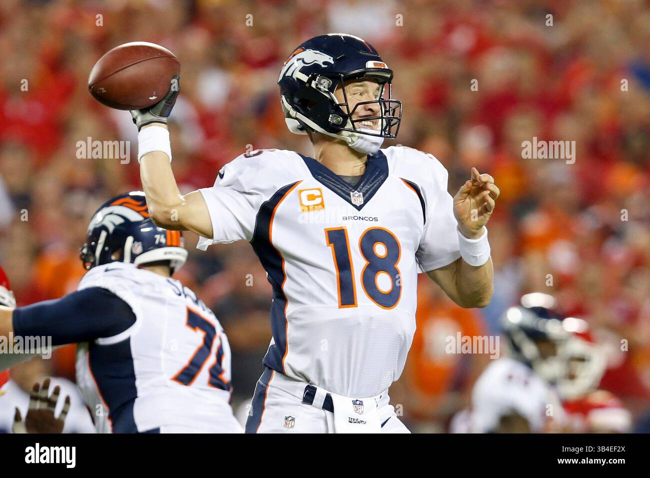 17. September 2105: Denver Broncos Quarterback Peyton Manning (18) wirft einen Pass während der Eröffnung der NFL zwischen den Denver Broncos und den Kansas City Chiefs im Arrowhead Stadium in Kansas City, MO. Die Broncos besiegten die Chiefs 31:24; Tim Warner/CSM. (Bild: © Tim Warner/CSM via ZUMA Wire) Stockfoto