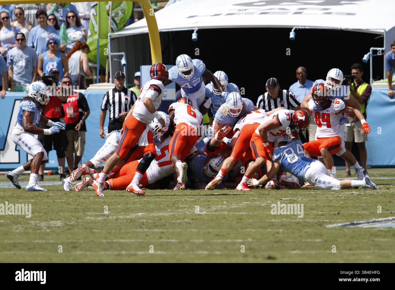 19. September 2015: NCAA Football Matchup zwischen den kämpfenden Illini of Illinois und den North Carolina Tarheels im Kenan Memorial Stadium in Chapel Hill, NC. Scott Kinser/CSM(Bild: © Scott Kinser/CSM via ZUMA Wire) Stockfoto