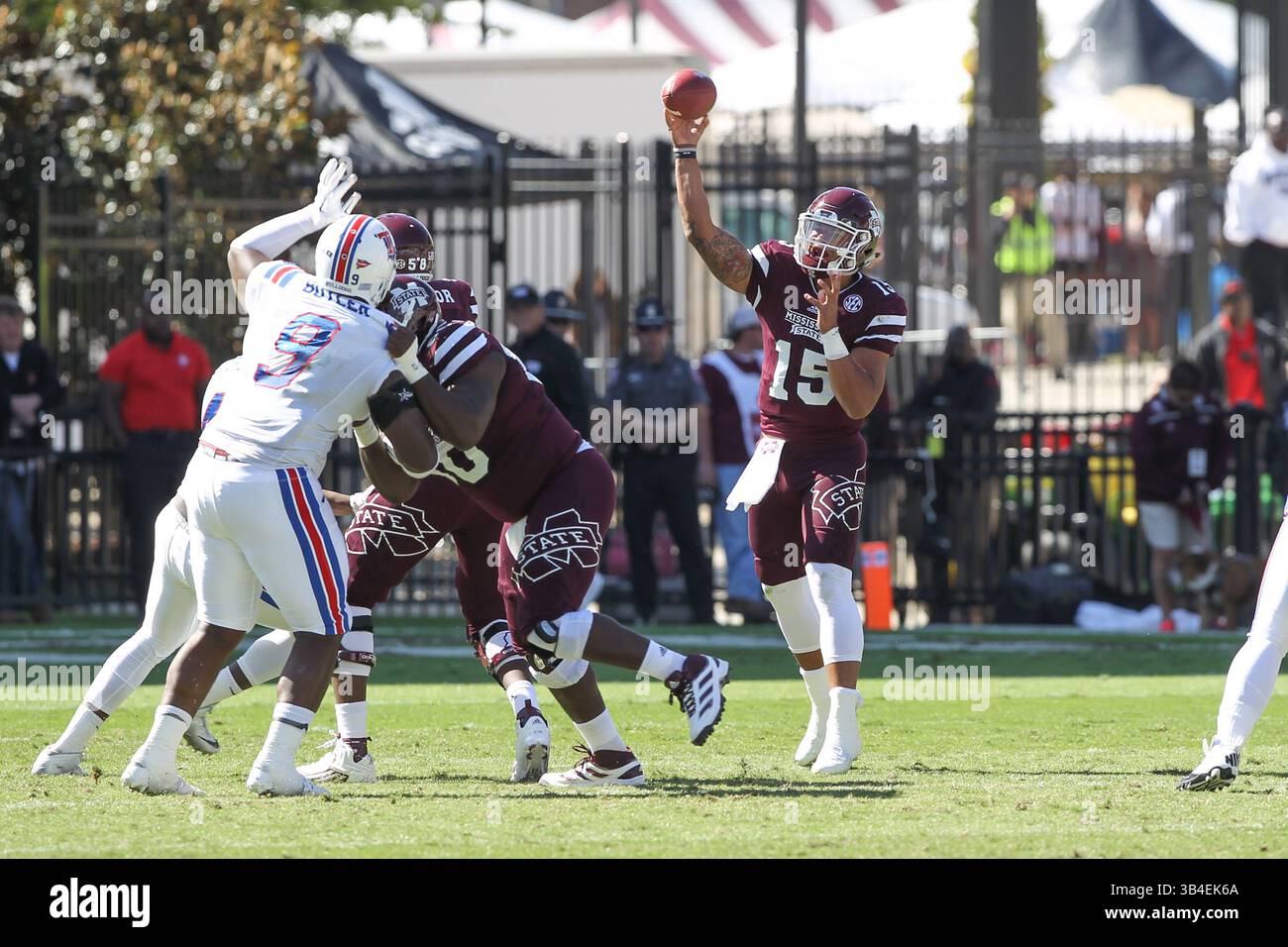16. Oktober 2015: Mississippi State Bulldogs Quarterback Dak Prescott (15) wirft einen Pass über die Verteidiger während des NCAA Football Spiels zwischen den Mississippi State Bulldogs und den Louisiana Tech Bulldogs im Davis Wade Stadium in Starkville, MS. Chuck Lick/CSM(Kreditbild: © Chuck Lick/CSM via ZUMA Wire) Stockfoto