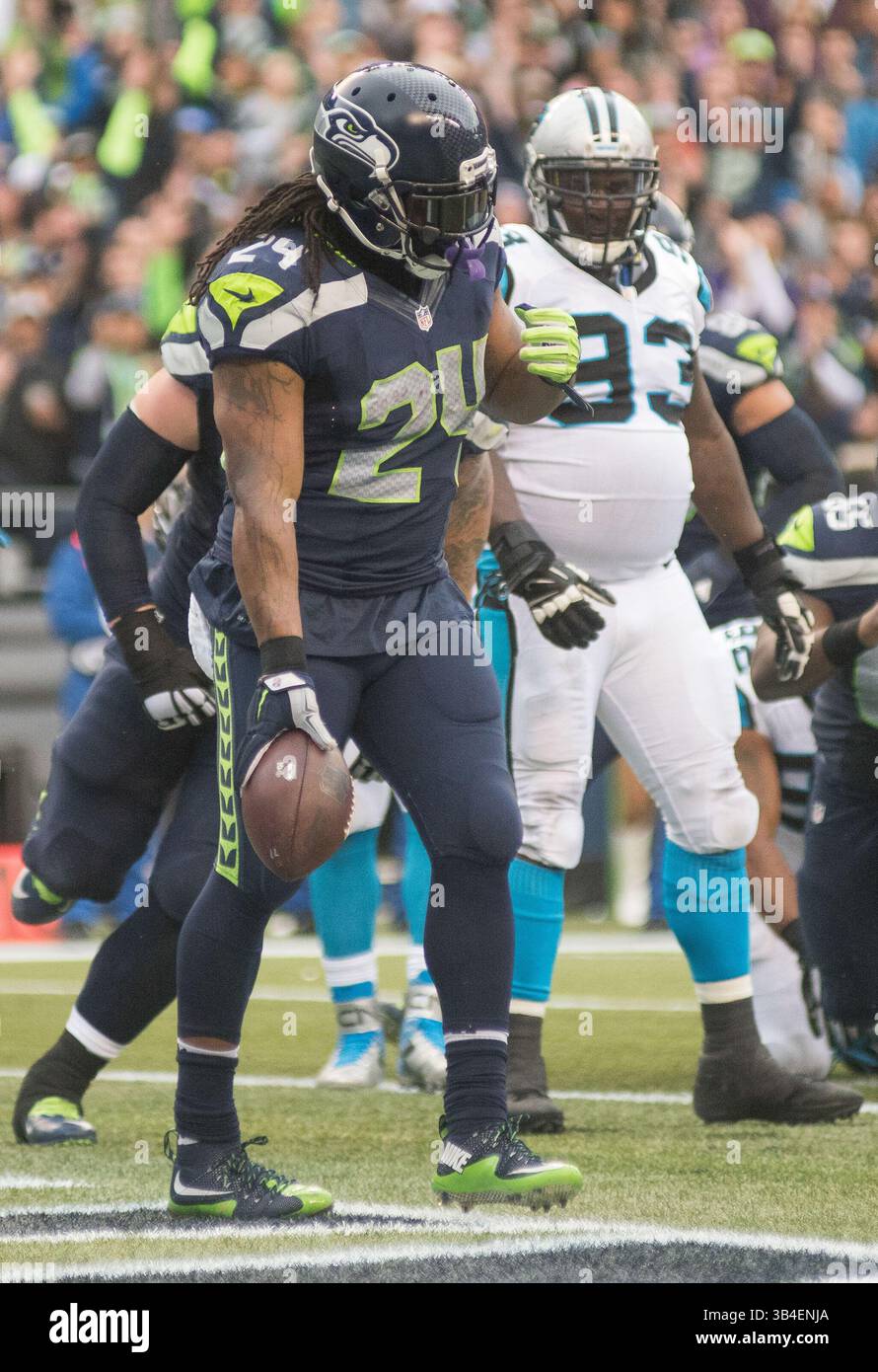 18. Oktober 2015: Seattle Seahawks Running Back Marshawn Lynch (24) führt den Ball für einen Seattle Seahawks Touchdown während der NFL-Action zwischen den Carolina Panthers und den Seattle Seahawks im CenturyLink Field in Seattle, Washington. Joseph Weiser/CSM(Bild: © Joseph Weiser/CSM via ZUMA Wire) Stockfoto