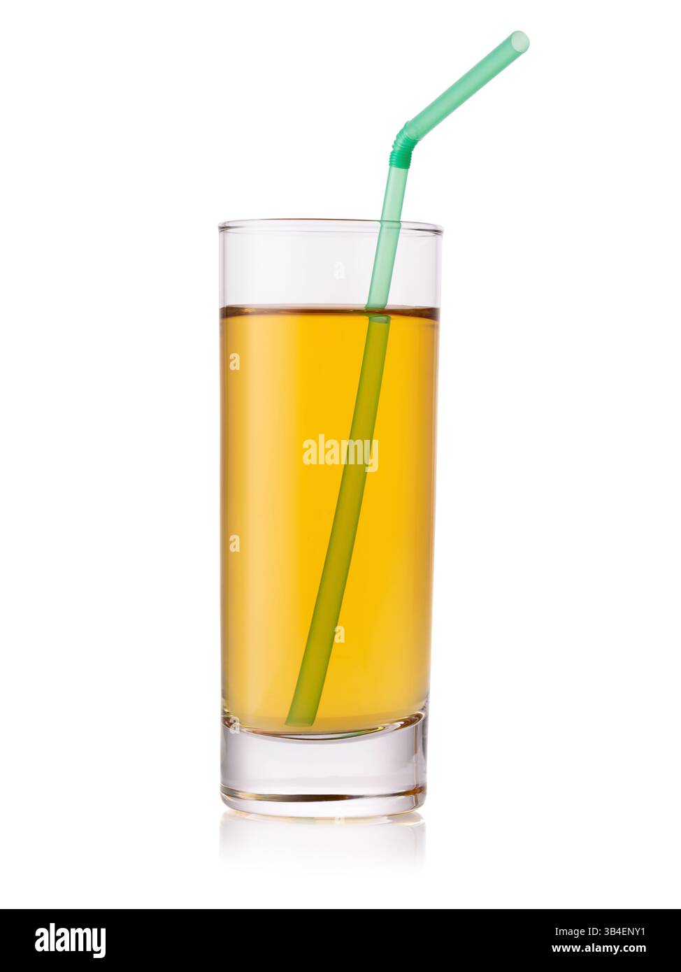 Glas Apfelsaft mit grünem Stroh isoliert auf weißem Hintergrund Stockfoto