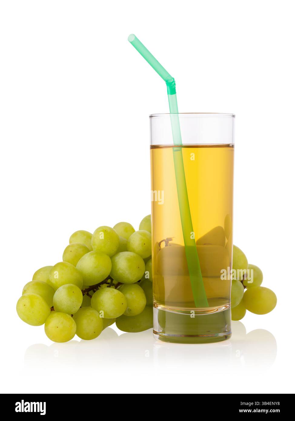 Weißer Traubensaft im Glas mit grünem Stroh und Traubenstrauch isoliert auf weißem Hintergrund, Designelement Stockfoto