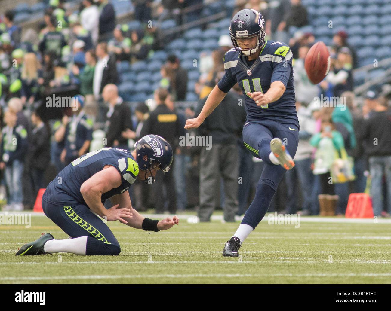 18. Oktober 2015: Seattle Seahawks Kicker Steven Hauschka (4), der sich vor der NFL-Aktion zwischen den Carolina Panthers und den Seattle Seahawks auf dem CenturyLink Field in Seattle, Washington, aufwärmt. Joseph Weiser/CSM(Bild: © Joseph Weiser/Cal Sport Media) Stockfoto