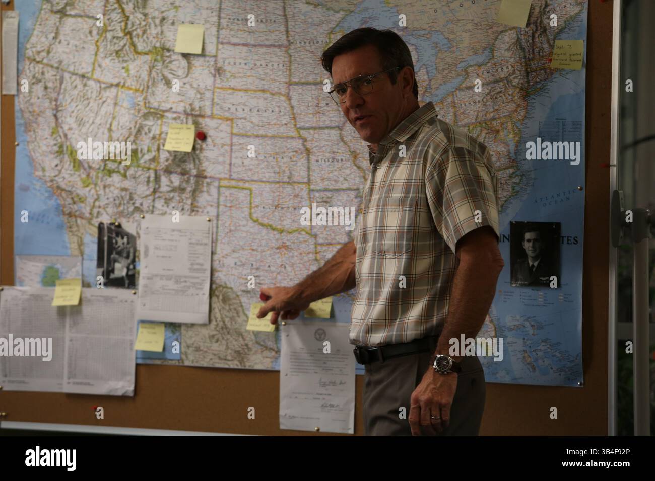 ERSCHEINUNGSDATUM: 16. Oktober 2015TITLE: Truth STUDIO: Sony Classics REGISSEUR: James Vanderbilt PLOT: Newsroom Drama, in dem der CBS-Bericht von 2004 über 60 Minuten untersucht wird, in dem der damalige Militärdienst von Präsident George W. Bush untersucht wird, und der anschließende Feuersturm der Kritik, der Anker Dan Tow und Produzent Mary Mapes kostete. Ihre Karrieren WERDEN DARGESTELLT: DENNIS QUAID als Colonel Roger Charles (Credit: © Sony Classics/Entertainment Pictures/ZUMAPRESS.com) Stockfoto