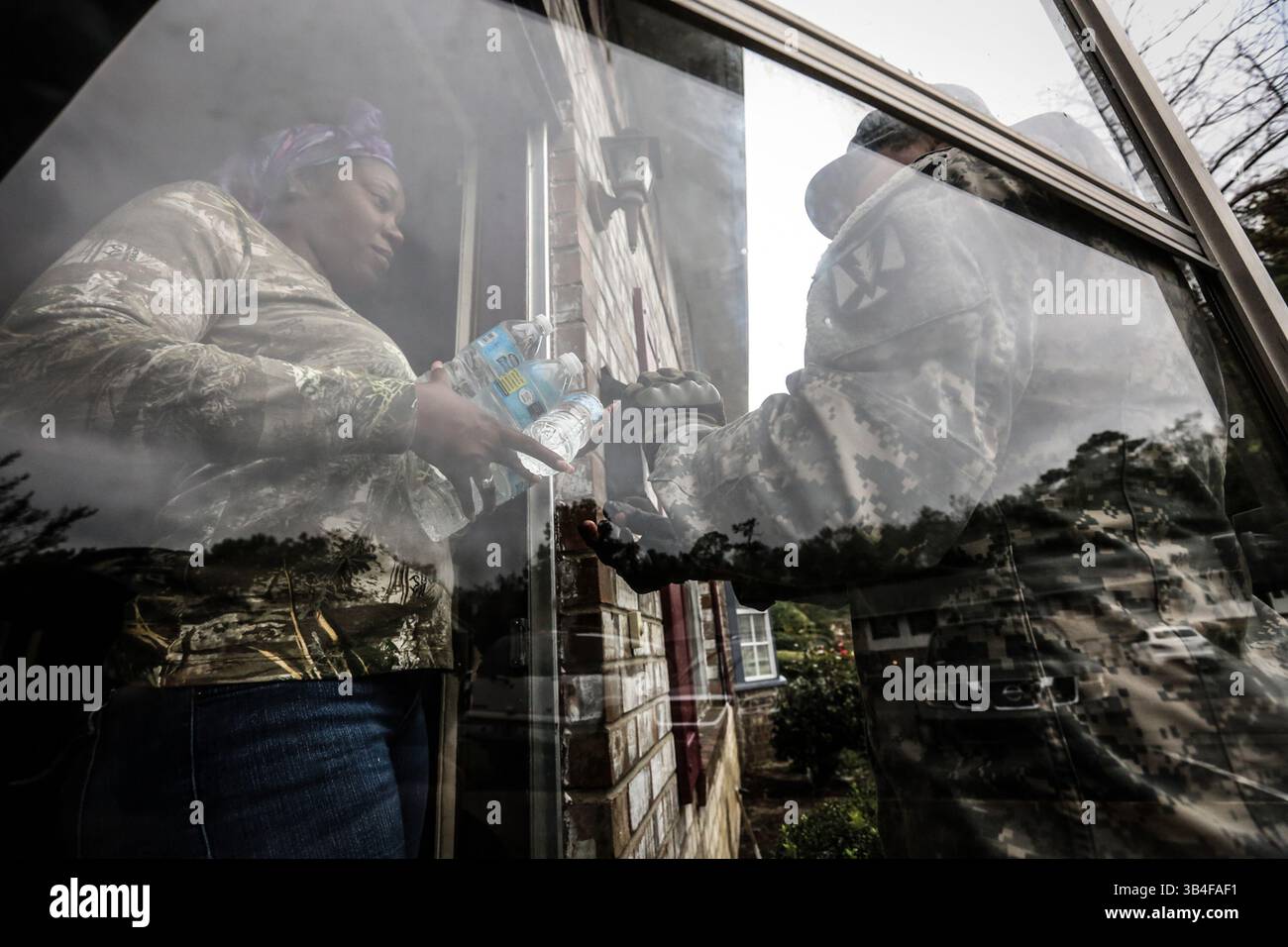 5. Oktober 2015 - Columbia, SC, USA - Rettungsmannschaften aus dem ganzen Land arbeiten, um den Bedürftigen zu helfen, nachdem Regen und Hochwasser das Gebiet am 5. Oktober 2015 in Columbia, S.C. verwüstet haben (Credit Image: © Matt Walsh/TNS via ZUMA Wire) Stockfoto
