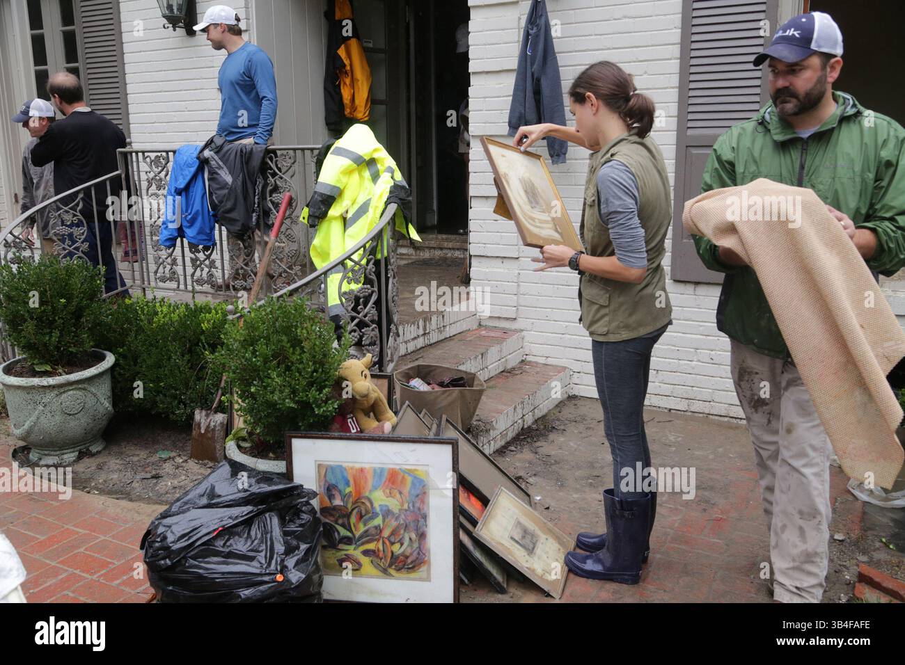5. Oktober 2015 - Columbia, SC, USA - Marianna Cartin, zweite von rechts, durchsucht Gegenstände aus ihrem Haus am Lake Katherine, das am 5. Oktober 2015 in Columbia, S.C. durch Hochwasser schwer beschädigt wurde (Credit Image: © Gerry Melendez/TNS via ZUMA Wire) Stockfoto