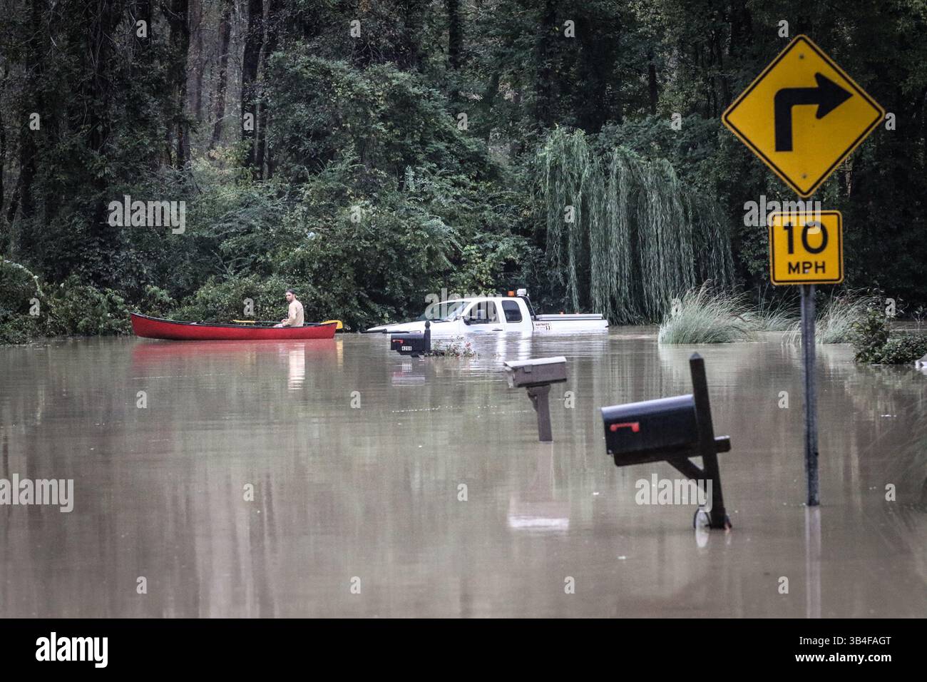 5. Oktober 2015 - Columbia, SC, USA - Rettungsmannschaften aus dem ganzen Land arbeiten, um den Bedürftigen zu helfen, nachdem Regen und Hochwasser am 4. Oktober 2015 das Gebiet von Columbia, S.C. verwüstet haben. (Bild: © Matt Walsh/TNS via ZUMA Wire) Stockfoto