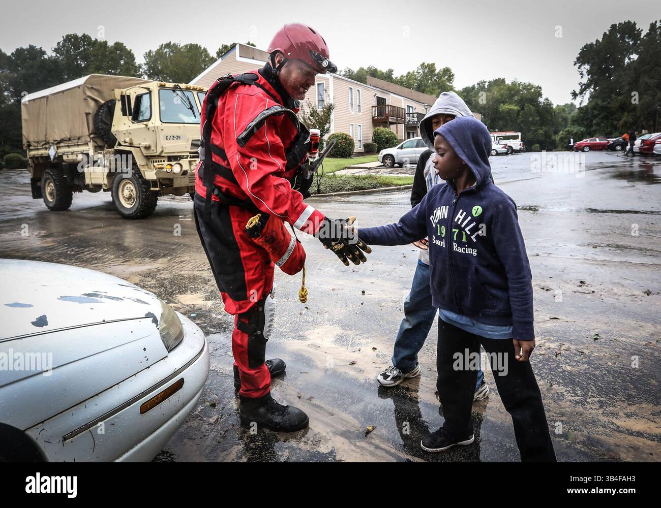 5. Oktober 2015 - Columbia, SC, USA - Zahid und Davon Richardson werden am 5. Oktober 2015 in Columbia, S.C. von einem Rettungsteam im Apartmentkomplex Shandon Crossing begrüßt. (Bild: © Matt Walsh/TNS via ZUMA Wire) Stockfoto