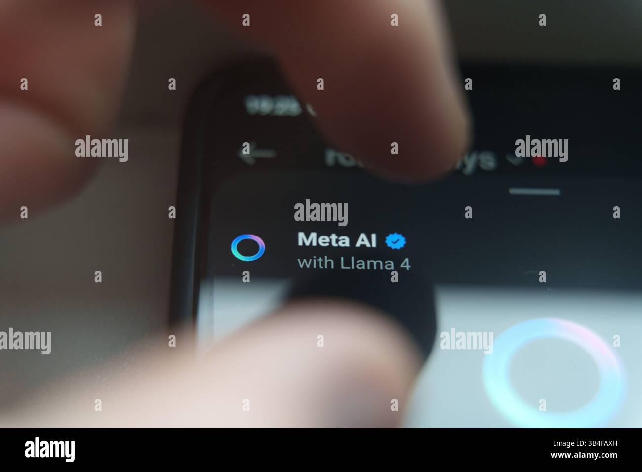 Meta-KI mit Llama 4 wird auf dem Smartphone-Bildschirm angezeigt und hebt die fortschrittliche Meta-KI-Technologie hervor Stockfoto