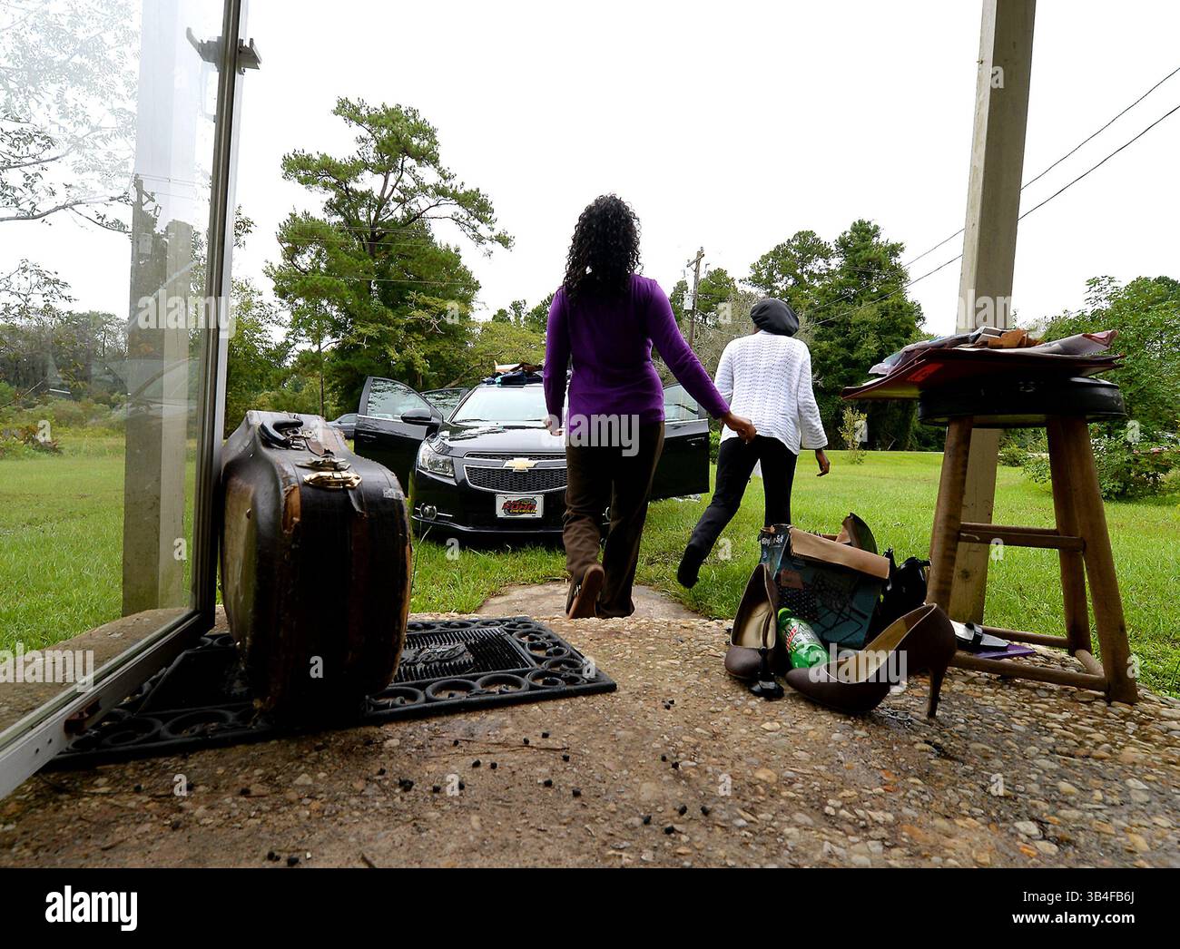 6. Oktober 2015 - Wampee, SC, USA - Shamira Williams, 28., wird am Dienstag, 6. Oktober 2015, auf der Veranda ihres Hauses in Wampee, S.C. mit einem Bariton und anderen persönlichen Gegenständen gesehen. Williams Haus und Auto wurden letzte Woche überflutet. Sie lebt seit vier Jahren mit ihrem Ehemann Craig Willams im Haus. Das Haus ist das erste Zuhause des Paares. Der Bariton war während der Flut in ihrem untergetauchten Auto. (Bild: © Jeff SINER/TNS via ZUMA Wire) Stockfoto
