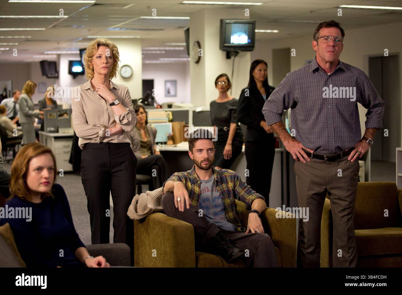 ERSCHEINUNGSDATUM: 16. Oktober 2015.TITEL: Truth.STUDIO: Sony Classics.REGIE: James Vanderbilt.PLOT: Newsroom Drama, das den CBS 60-Minuten-Bericht von 2004 beschreibt, der den Militärdienst des damaligen Präsidenten George W. Bush und den anschließenden Feuersturm der Kritik untersucht, der Anchor Dan Dear und Produzentin Mary Mapes ihre Karriere kostete.BILD: Elisabeth Moss, Cate Blanchett, Topher Grace, Dennis Quaid.(Credit: © Sony Classics/Entertainment Pictures) Stockfoto