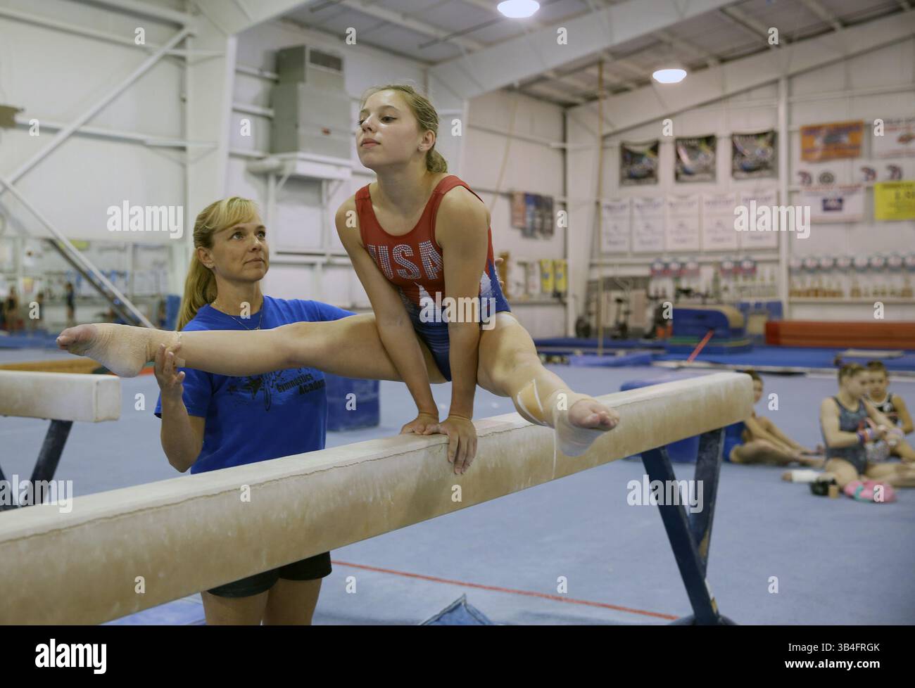 1. Oktober 2015 - Clermont, FL, USA - Brandy Johnson-Scharpf trainiert ihre Tochter Sydney am 1. Oktober 2015 an der Global Gymnastics Academy in Clermont, Florida. Sydney wurde kürzlich in die US-Juniorennationalmannschaft gewählt, was sie auf den richtigen Weg brachte, um für die Olympischen Spiele 2016 in Rio de Janeiro zu werben. (Bild: © Tom Benitez/TNS via ZUMA Wire) Stockfoto