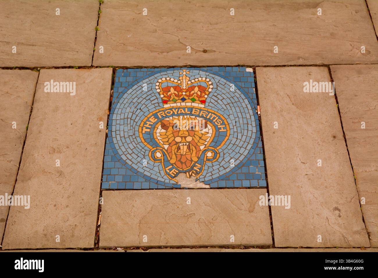 Mosaikkunst in Keramikfliesen als Erinnerungszeichen für Mitglieder der Royal British Legion in Stamford, Lincolnshire, England Stockfoto