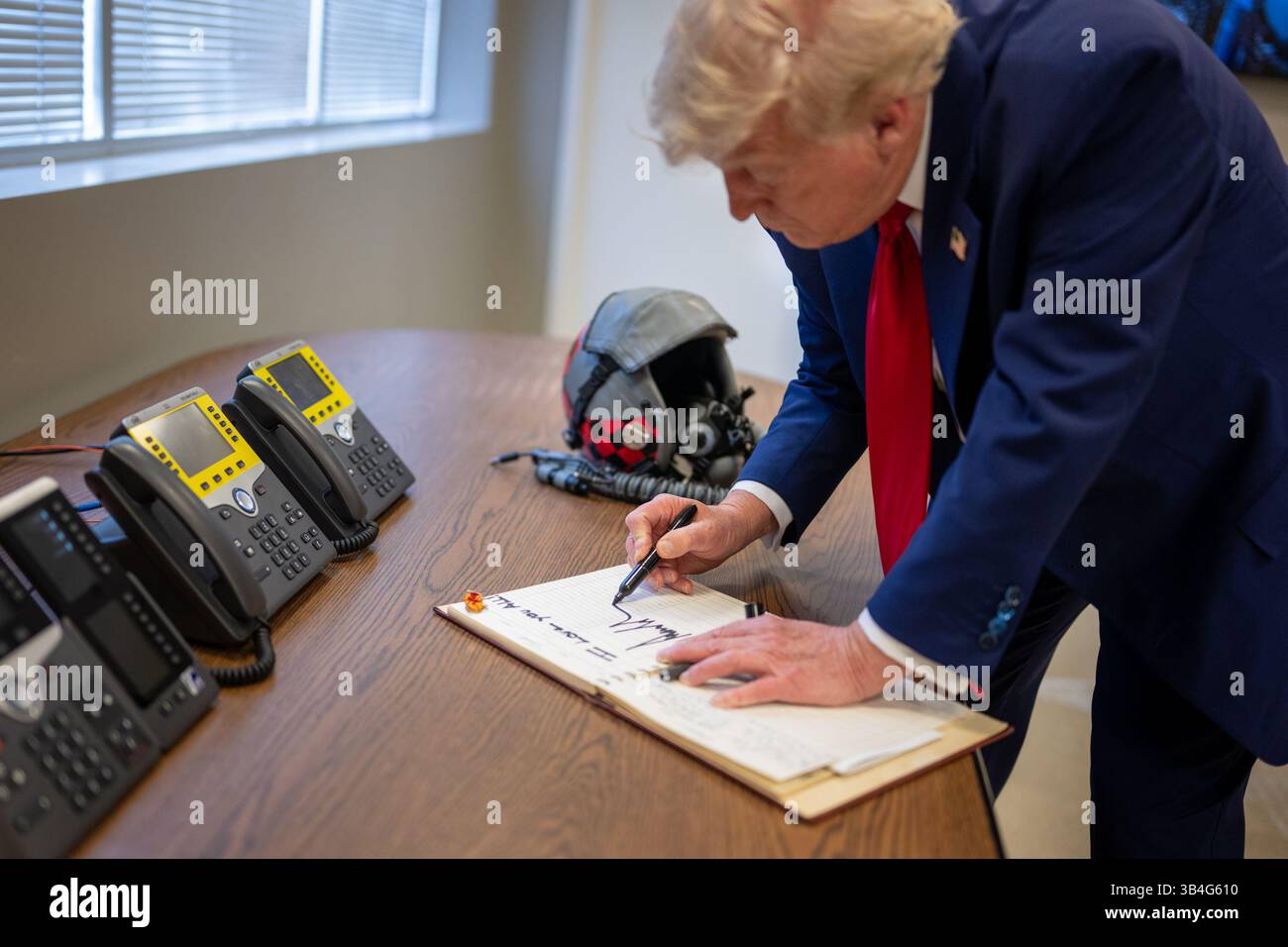 Präsident Donald Trump unterschreibt das Gästebuch auf der Selfridge Air National Guard Base in Harrison Township, Michigan, Dienstag, 29. April 2025. (Offizielles Foto des Weißen Hauses von Daniel Torok) Stockfoto