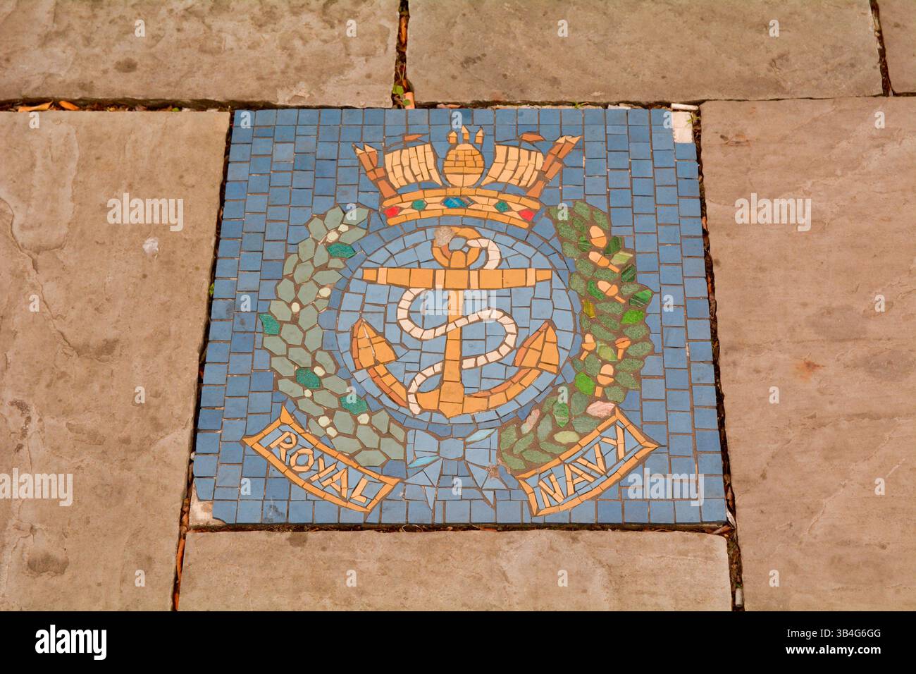Mosaikkunst in Keramikfliesen als Erinnerungszeichen für Mitglieder der Royal Navy in Stamford, Lincolnshire, England Stockfoto