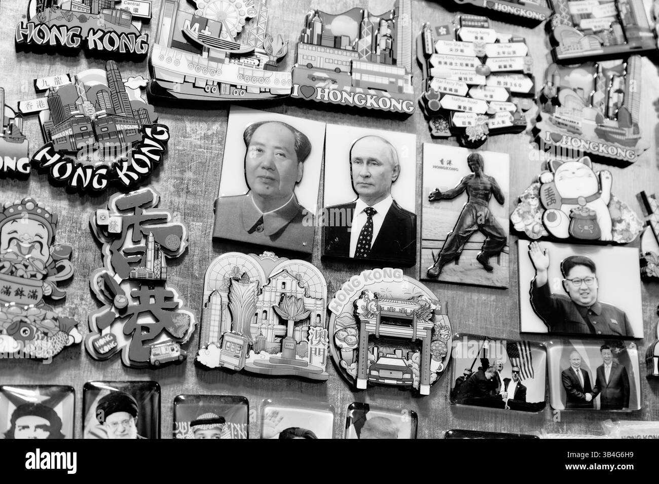 Schwarzweiß-Ausstellung von politischen und touristischen Souvenirmagneten auf einem Straßenmarkt Stockfoto