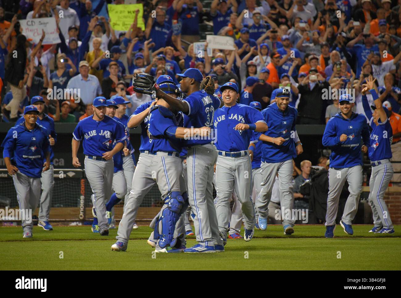 30. September 2015 - Baltimore, MD, USA - die Toronto Blue Jays feiern 15-2 am Mittwoch, 30. September 2015, den Sieg gegen die Baltimore Orioles im ersten Doppelspiel im Oriole Park in Camden Yards in Baltimore. (Bild: © Karl Merton Ferron/TNS via ZUMA Wire) Stockfoto