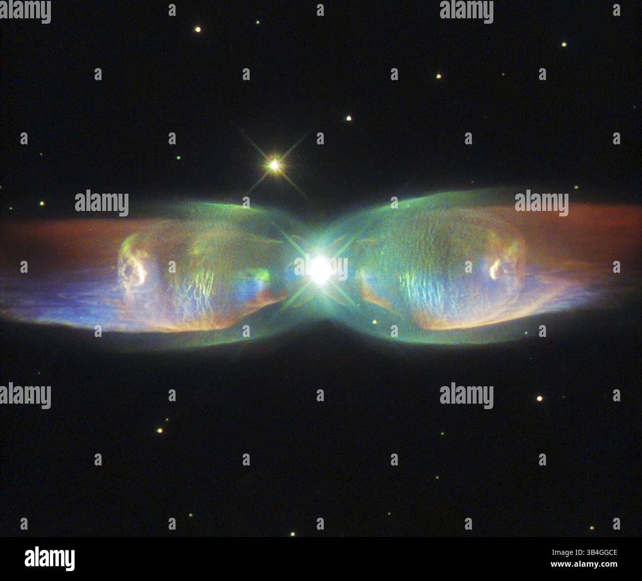 27. August 2015 - Äußerer RAUM PN M2-9 -- 27. August 2015 -- dieser kosmische Schmetterling, der vom NASA/ESA Hubble Space Telescope aufgenommen wurde, trägt viele Namen. Er wird Twin Jet Nebula genannt und ist auch eine Antwort auf den etwas weniger poetischen Namen PN M2-9. Die schimmernden Farben, die in diesem NASA/ESA Hubble-Weltraumteleskop zu sehen sind, zeigen die bemerkenswerte Komplexität des Twin Jet Nebels. Das neue Bild hebt die Nebelschalen und ihre Knoten des sich ausdehnenden Gases in beeindruckender Detailgenauigkeit hervor. Zwei schillernde Lappen erstrecken sich von einem zentralen Sternsystem aus nach außen. Innerhalb dieser Lappen befinden sich zwei riesige Gasdüsen Stockfoto