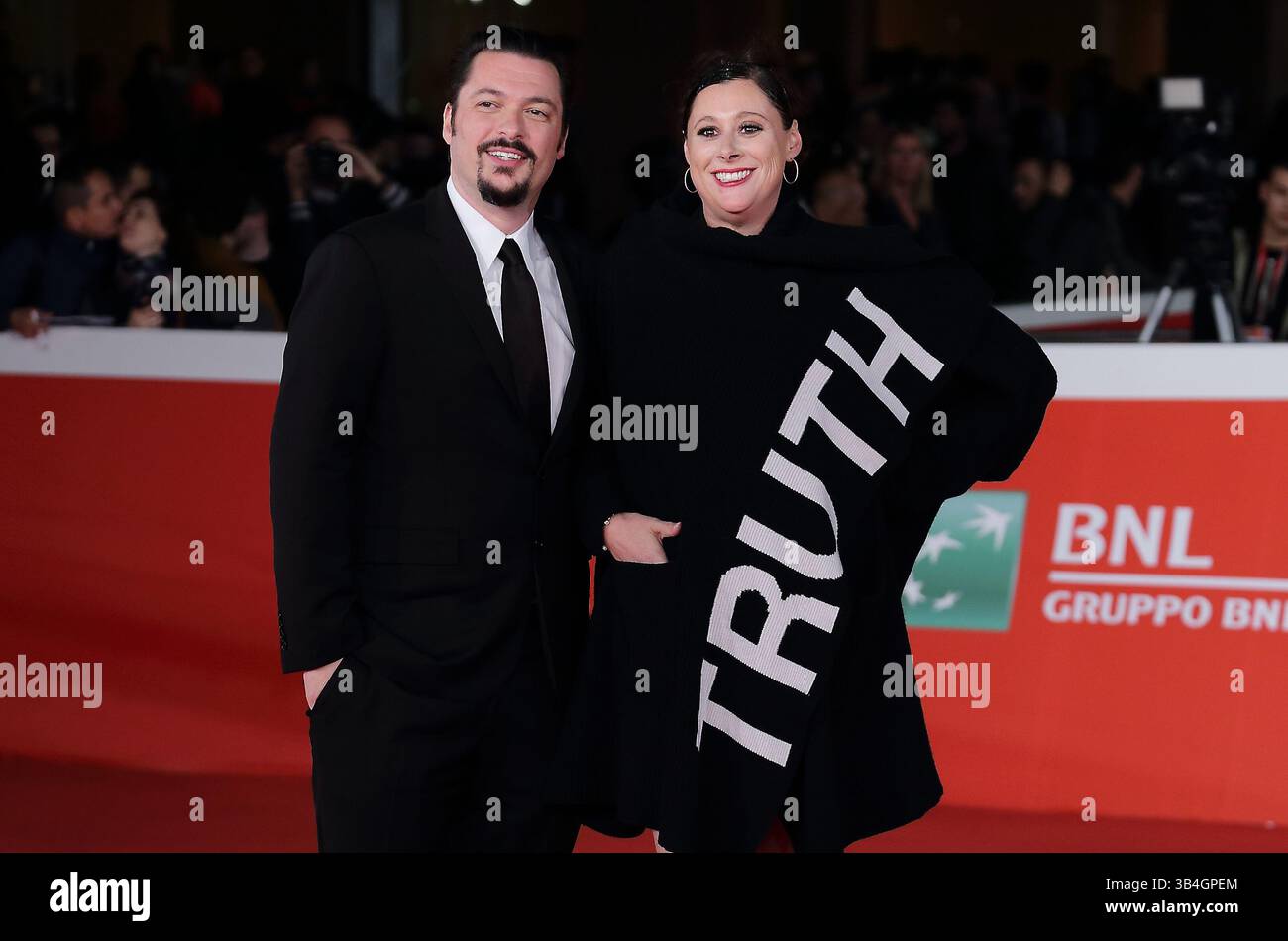 16. Oktober 2015 – Rom, Italien – Regisseur JAMES VANDERBILT und Schriftstellerin MARY MAPES auf dem roten Teppich von „Wahrheit“ auf dem Rom Film Festival 2015. (Foto: © Evandro Inetti Via ZUMA Wire) Stockfoto