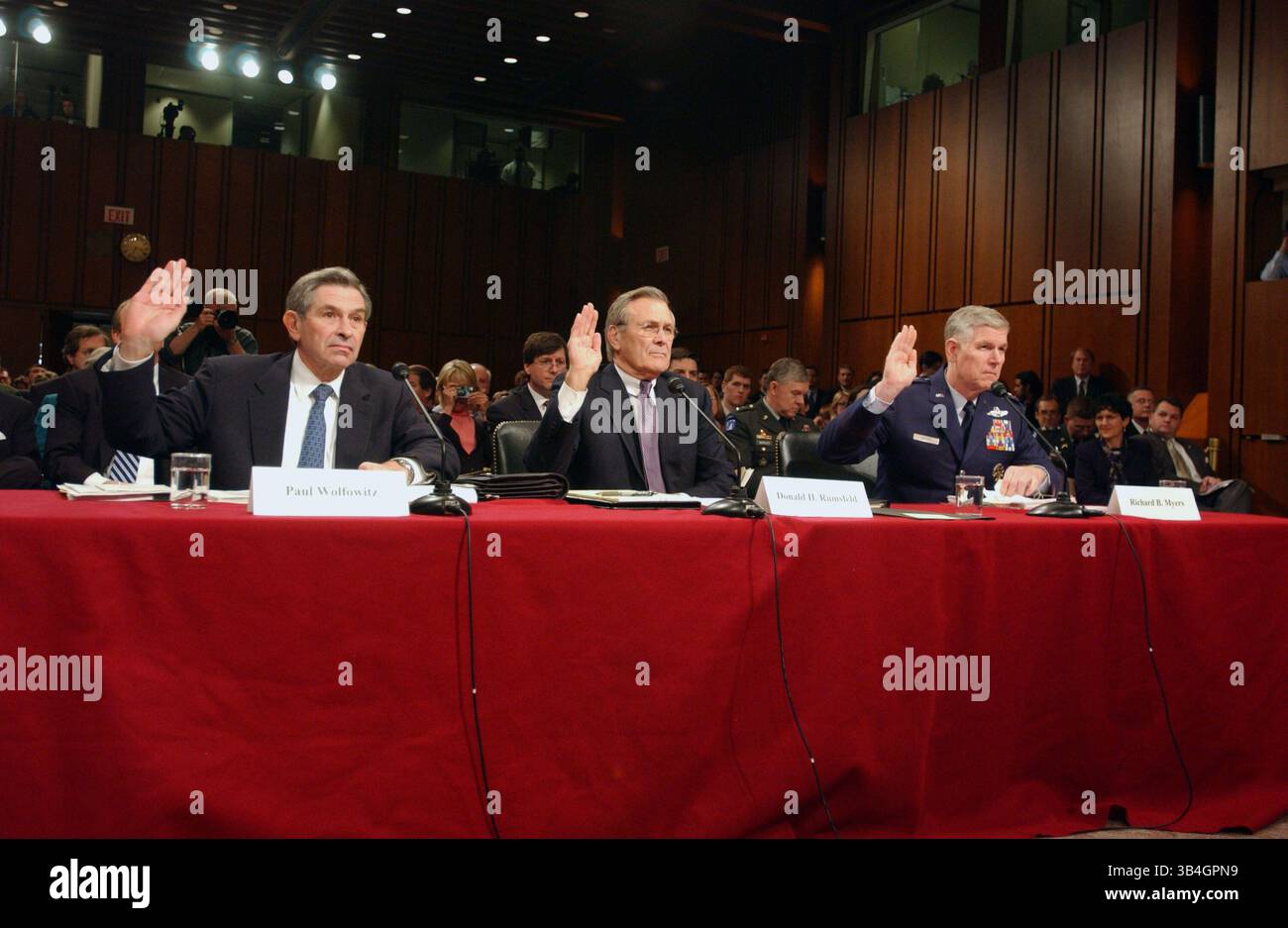 23. März 2004 - Washington, District of Columbia, Vereinigte Staaten von Amerika - Washington, D.C. - 23. März 2004 -- US-Verteidigungsminister Donald H. Rumsfeld, Mitte, ist vereidigt, vor der National Commission on Terroranschläge on the United States (auch bekannt als 9-11 Commission) am 23. März 2004 in Washington, D.C. auszusagen. Der stellvertretende Verteidigungsminister Paul Wolfowitz (links) und der Vorsitzende der Joint Chiefs of Staff (rechts), General Richard Myers, sind ebenfalls vereidigt. Credit: Ron Sachs / CNP.[EINSCHRÄNKUNG: Keine New York Metro oder andere Zeitungen im Umkreis von 75 Meilen Stockfoto