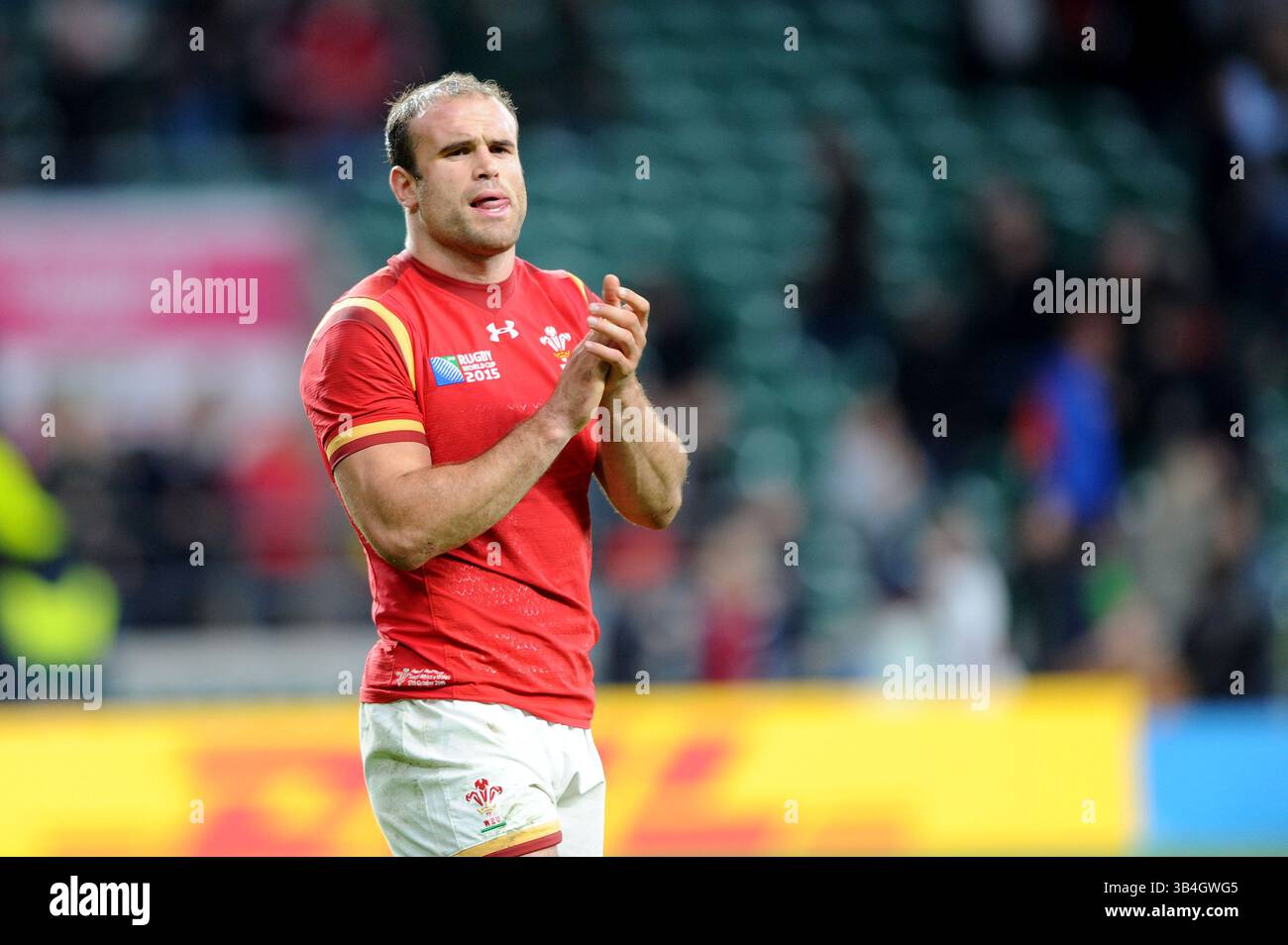 17. Oktober 2015: Jamie Roberts aus Wales sieht niedergeschlagen aus, nachdem er das Viertelfinale der Rugby-Weltmeisterschaft 2015 zwischen Südafrika und Wales verloren hat - Twickenham Stadium, London. (Foto: Rob Munro/Stewart Communications/CSM)(Credit Image: © Rob Munro/CSM via ZUMA Wire) Stockfoto
