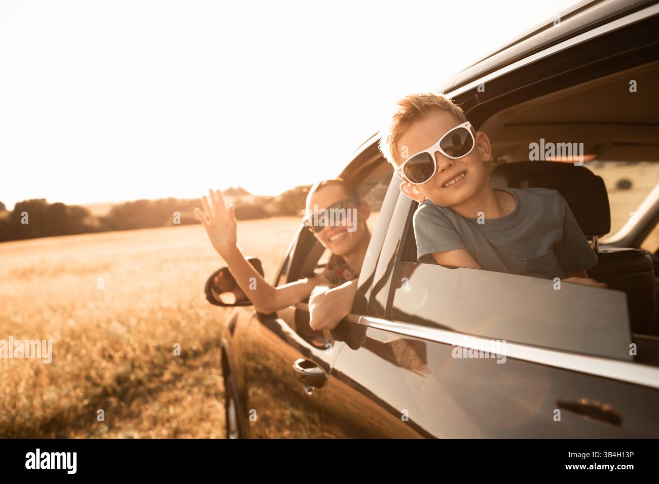 Familienausflug lächelnder Muttersohn, der einen Sonnenurlaub genießt. Stockfoto
