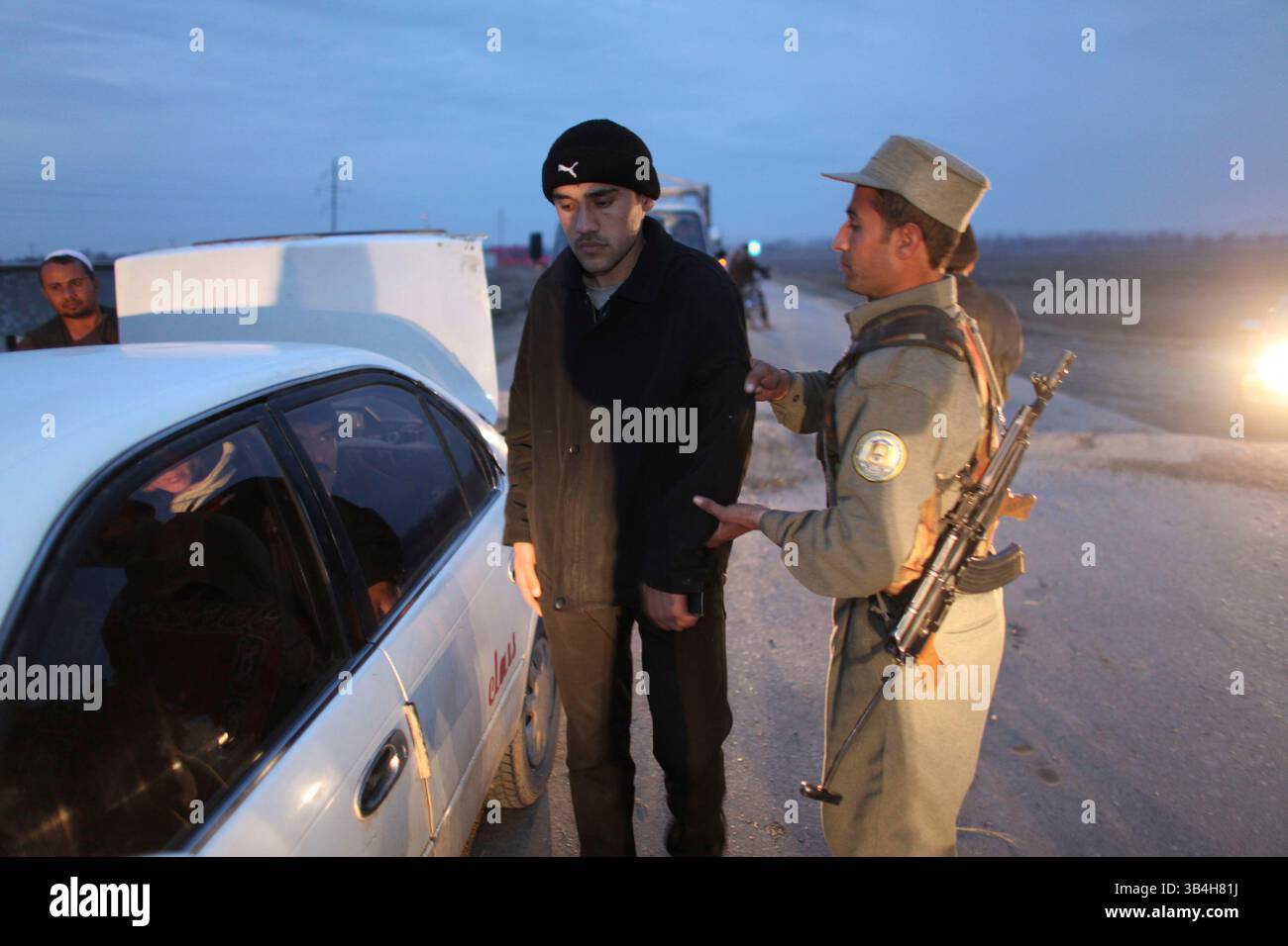 Dezember 2010 - Kunduz, Afghanistan - afghanische Polizei sucht nach terroristischen Bedrohungen, Waffenschmuggel und Bombenmaterial in Kunduz. (Bild: © Ton Koene/ZUMAPRESS.com) Stockfoto