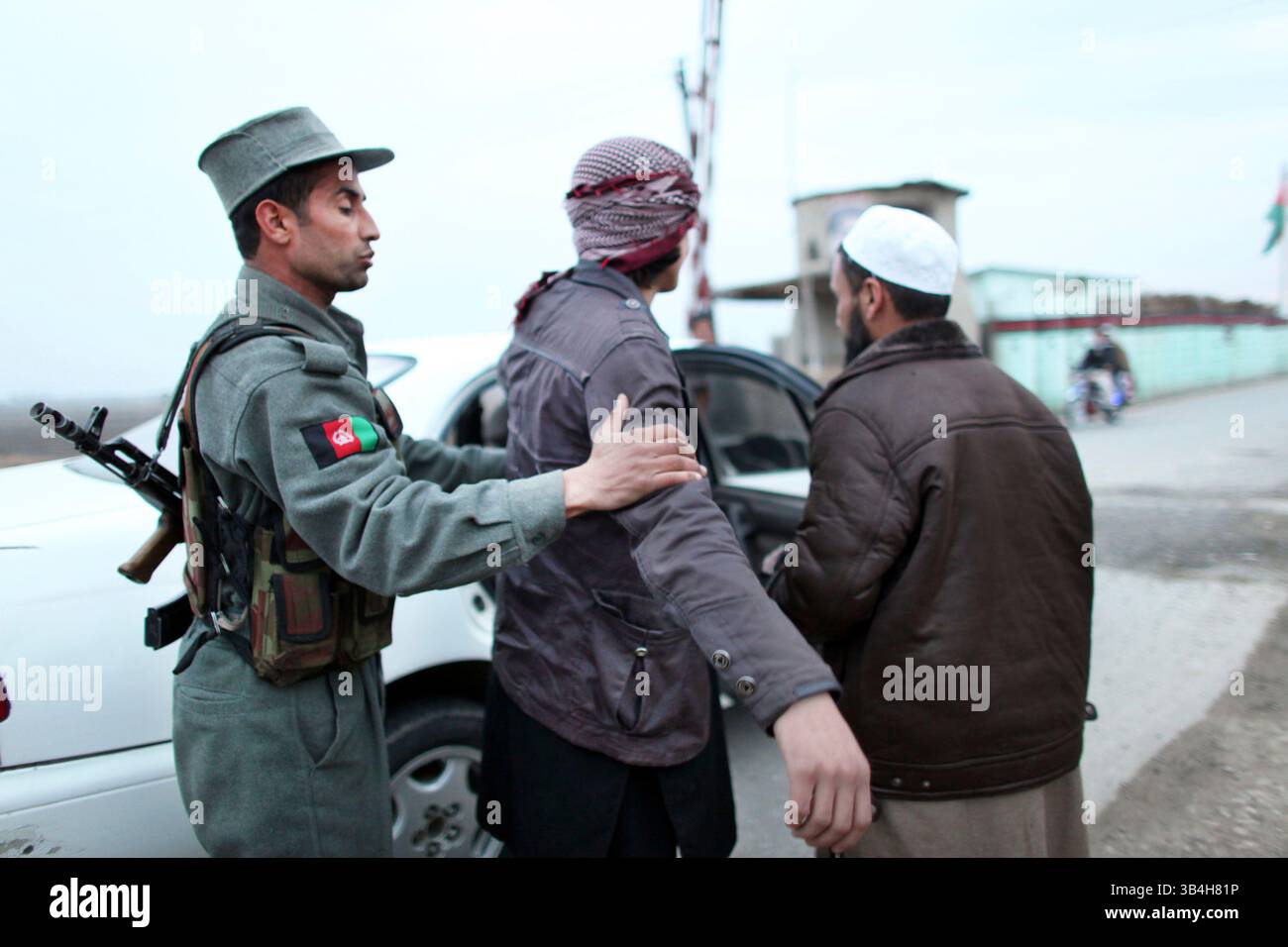Dezember 2010 - Kunduz, Afghanistan - afghanische Polizei sucht nach terroristischen Bedrohungen, Waffenschmuggel und Bombenmaterial in Kunduz. (Bild: © Ton Koene/ZUMAPRESS.com) Stockfoto