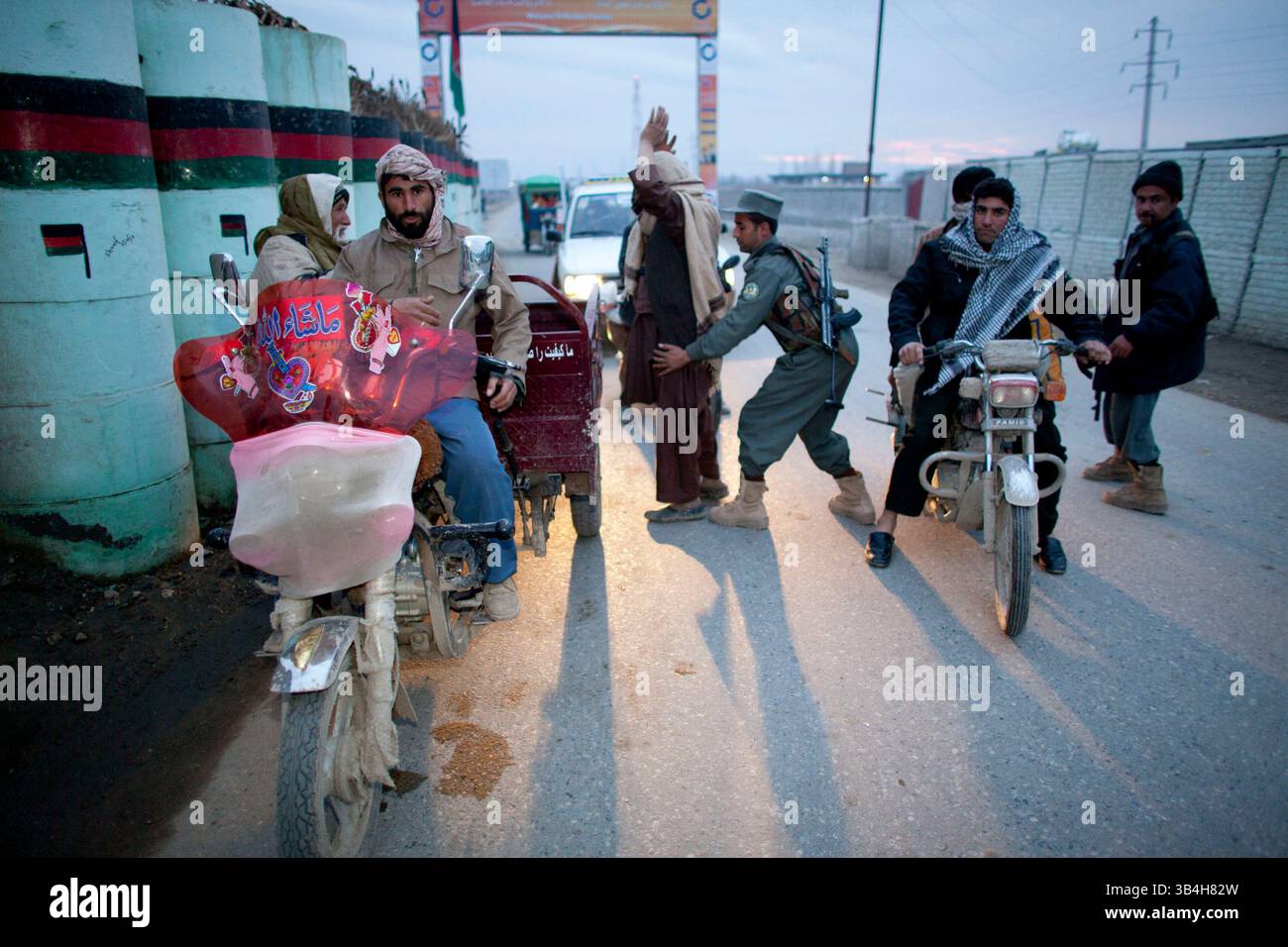 Dezember 2010 - Kunduz, Afghanistan - afghanische Polizei sucht nach terroristischen Bedrohungen, Waffenschmuggel und Bombenmaterial in Kunduz. (Bild: © Ton Koene/ZUMAPRESS.com) Stockfoto