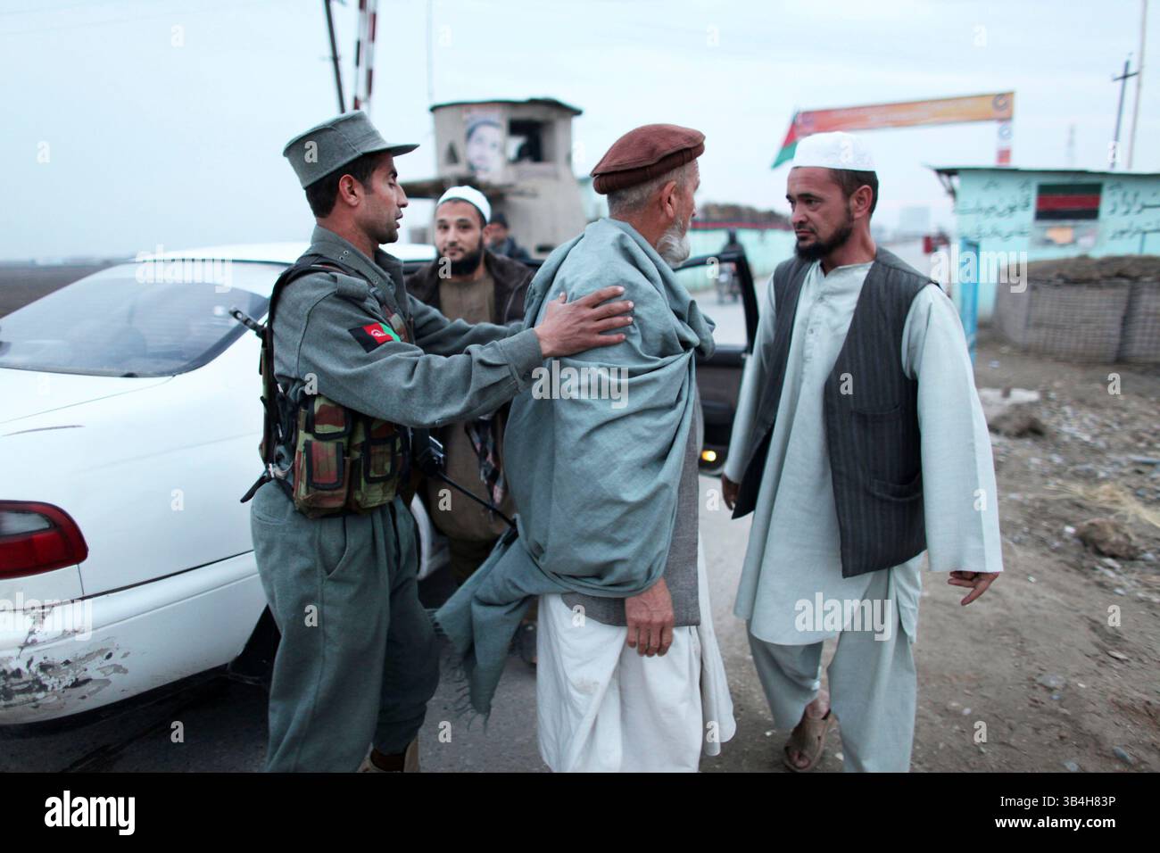 Dezember 2010 - Kunduz, Afghanistan - afghanische Polizei sucht nach terroristischen Bedrohungen, Waffenschmuggel und Bombenmaterial in Kunduz. (Bild: © Ton Koene/ZUMAPRESS.com) Stockfoto