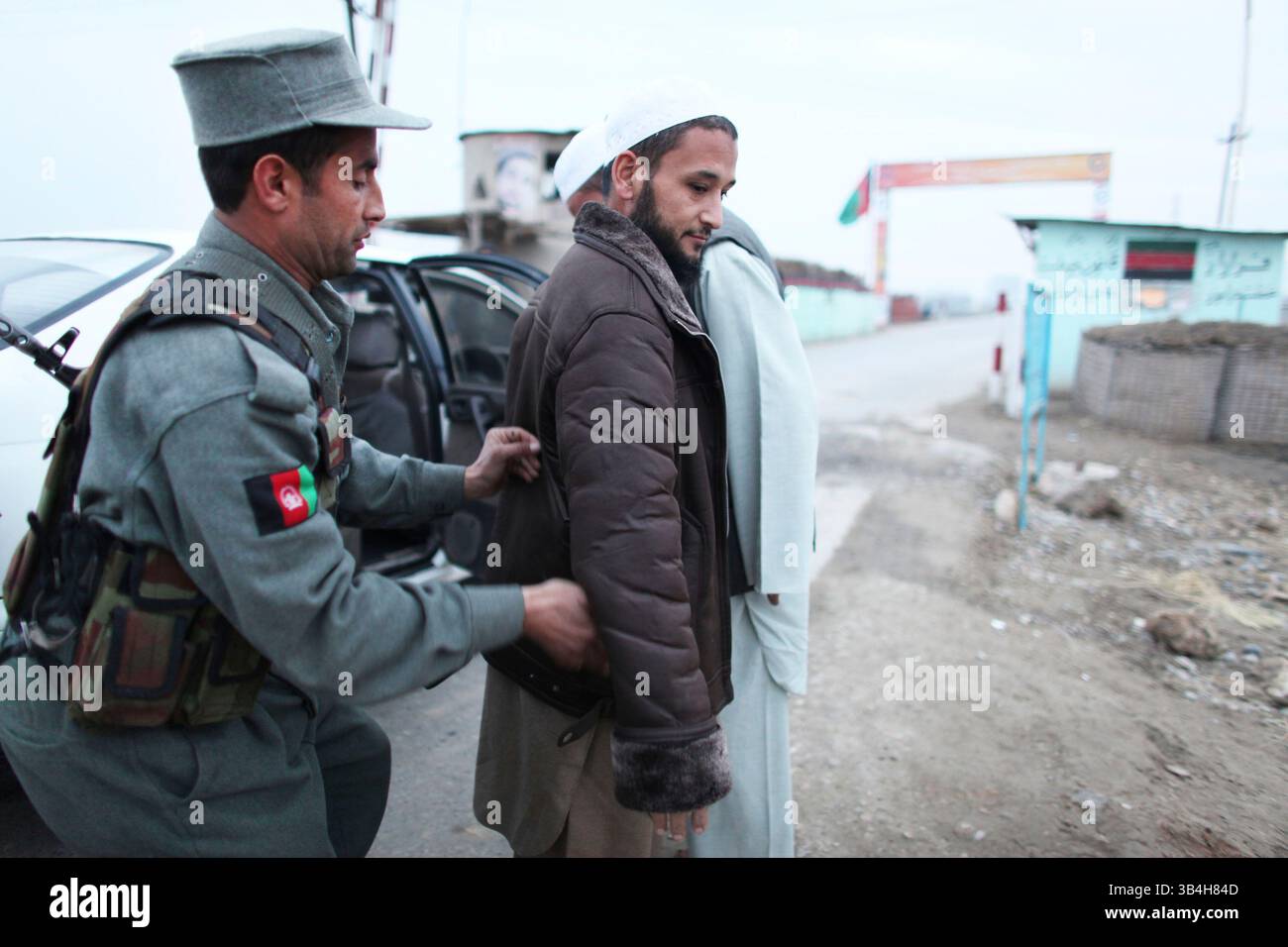 Dezember 2010 - Kunduz, Afghanistan - afghanische Polizei sucht nach terroristischen Bedrohungen, Waffenschmuggel und Bombenmaterial in Kunduz. (Bild: © Ton Koene/ZUMAPRESS.com) Stockfoto