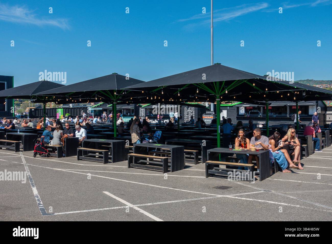 Folkestone, Marktplatz, Imbissstände. Verkäufer, Händler, Fish and Chips, Pizzen, Street Food, orientalisch, Essen, Stockfoto