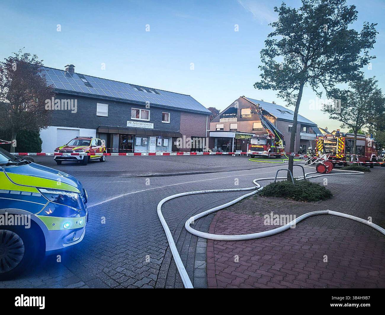 Bocholt, Deutschland, Europa, Feuerwehr, Brand, Hausbrand, Schulstraße, Biemenhorst, Rettungseinsatz, Rauch, Blaulicht, Einsatzfahrzeug, Vollbrand, Wohnhaus, Katastrophenschutz, Polizei, Notfall, NRW âÜ Feuerwehr im Einsatz nach Hausbrand in der Schulstraße in Bocholt-Biemenhorst. Dichter Rauch steigt auf, Einsatzkräfte sichern das Gebiet. Eine Person wurde verletzt im Krankenhaus gebracht. Ursache des Feuers derzeit unklar. *** Bocholt, Deutschland, Europa, Feuerwehr, Feuerwehr, Hausbrand, Schulstraße, Biemenhorst, Rettungseinsatz, Rauch, blaues Licht, Einsatzfahrzeug, Feuer, Wohnbereich Stockfoto