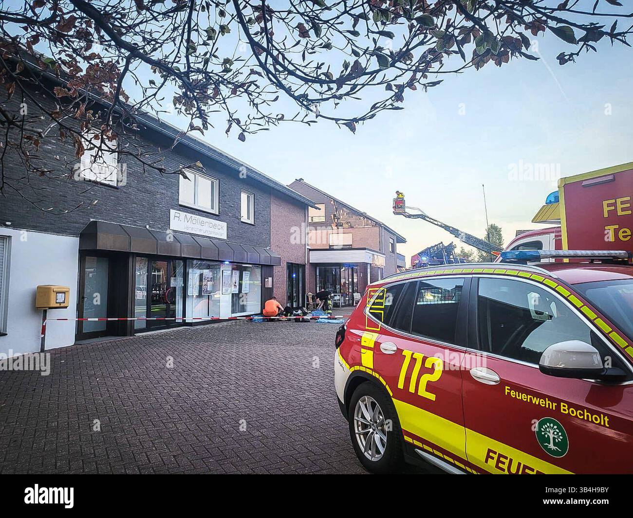Bocholt, Deutschland, Europa, Feuerwehr, Brand, Hausbrand, Schulstraße, Biemenhorst, Rettungseinsatz, Rauch, Blaulicht, Einsatzfahrzeug, Vollbrand, Wohnhaus, Katastrophenschutz, Polizei, Notfall, NRW âÜ Feuerwehr im Einsatz nach Hausbrand in der Schulstraße in Bocholt-Biemenhorst. Dichter Rauch steigt auf, Einsatzkräfte sichern das Gebiet. Eine Person wurde verletzt im Krankenhaus gebracht. Ursache des Feuers derzeit unklar. *** Bocholt, Deutschland, Europa, Feuerwehr, Feuerwehr, Hausbrand, Schulstraße, Biemenhorst, Rettungseinsatz, Rauch, blaues Licht, Einsatzfahrzeug, Feuer, Wohnbereich Stockfoto