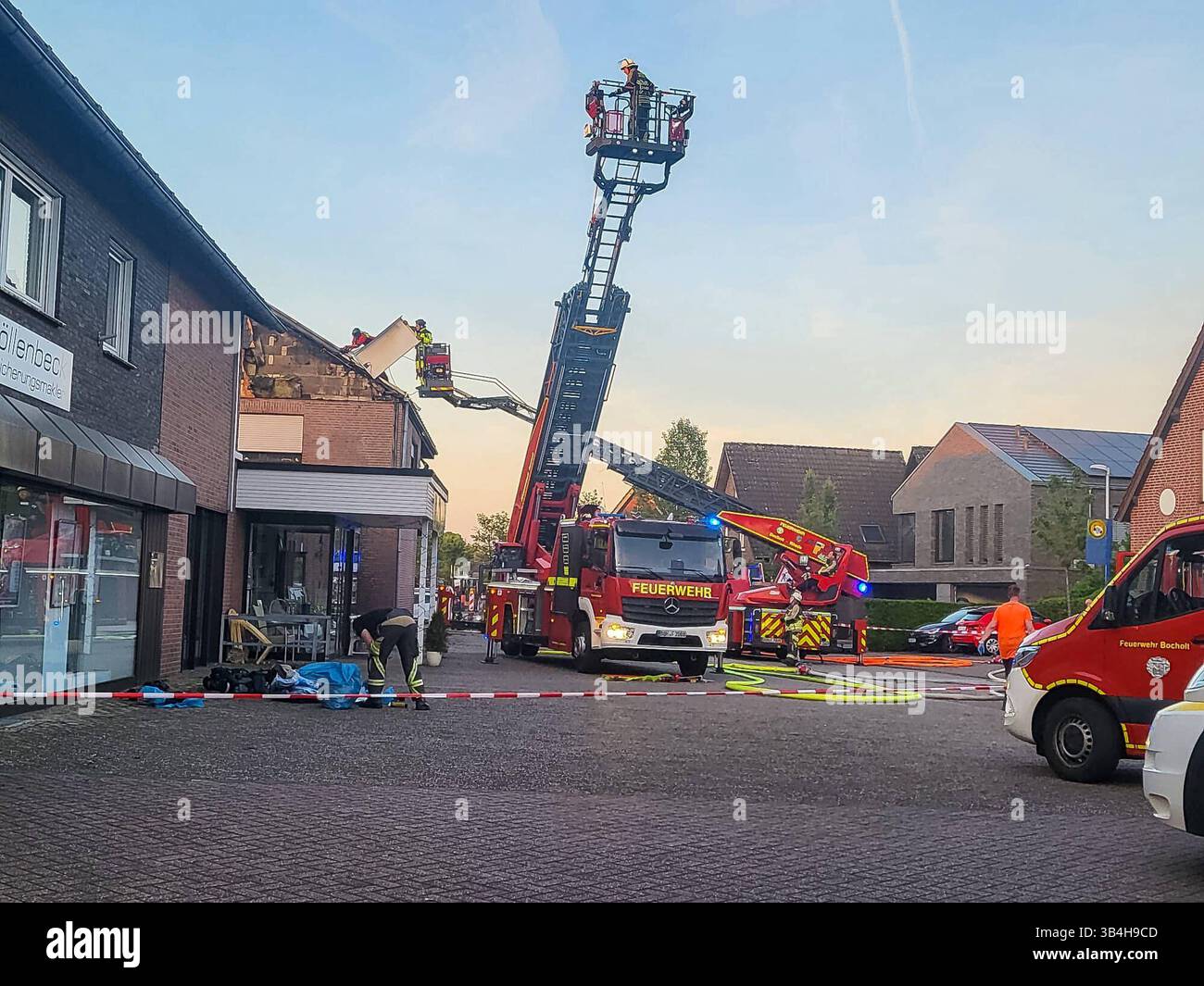 Bocholt, Deutschland, Europa, Feuerwehr, Brand, Hausbrand, Schulstraße, Biemenhorst, Rettungseinsatz, Rauch, Blaulicht, Einsatzfahrzeug, Vollbrand, Wohnhaus, Katastrophenschutz, Polizei, Notfall, NRW âÜ Feuerwehr im Einsatz nach Hausbrand in der Schulstraße in Bocholt-Biemenhorst. Dichter Rauch steigt auf, Einsatzkräfte sichern das Gebiet. Eine Person wurde verletzt im Krankenhaus gebracht. Ursache des Feuers derzeit unklar. *** Bocholt, Deutschland, Europa, Feuerwehr, Feuerwehr, Hausbrand, Schulstraße, Biemenhorst, Rettungseinsatz, Rauch, blaues Licht, Einsatzfahrzeug, Feuer, Wohnbereich Stockfoto